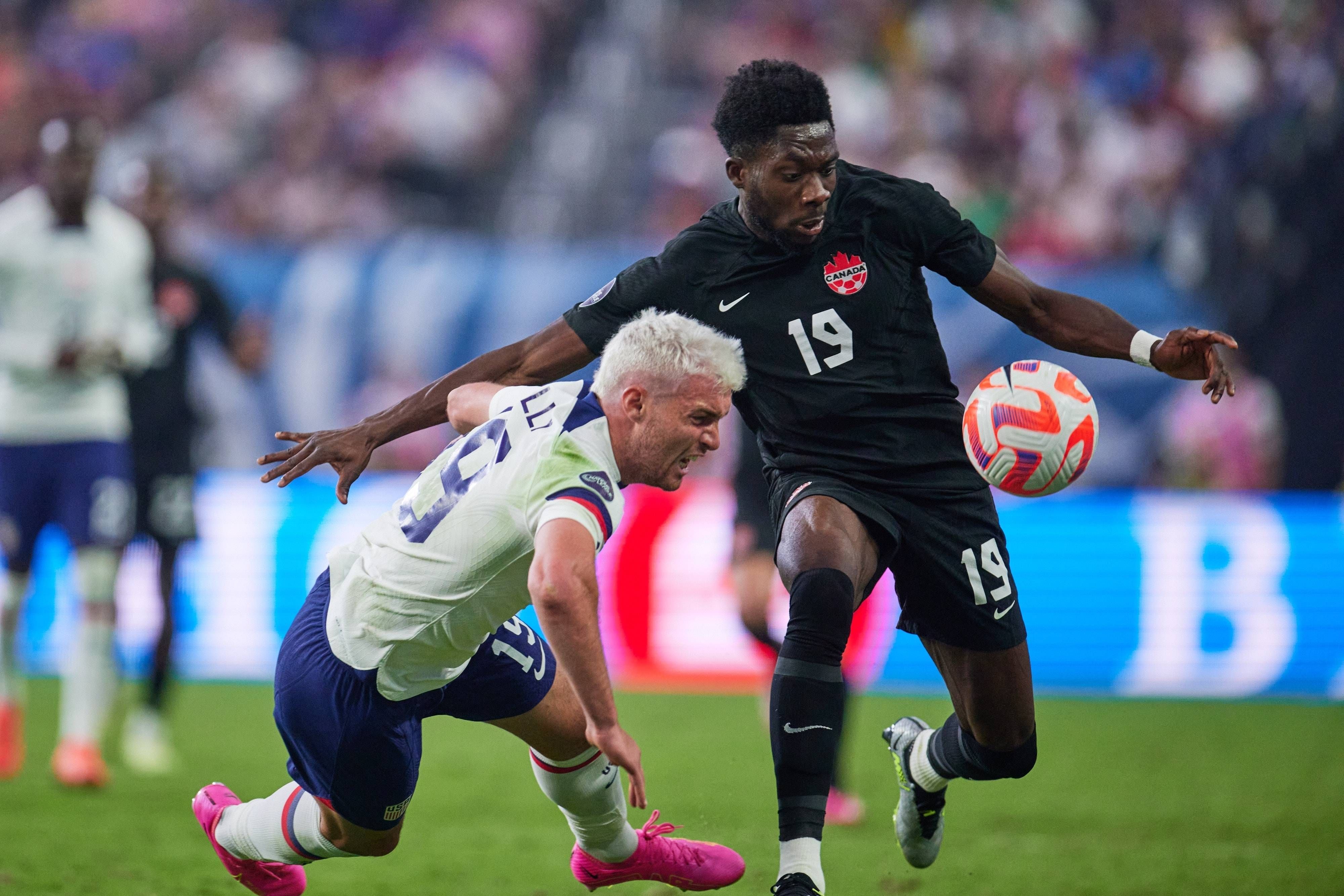 Joe Scally von Borussia Mönchengladbach (l.) im Trikot der US-amerikanischen Nationalelf gegen Kanada und Alphonso Davies.