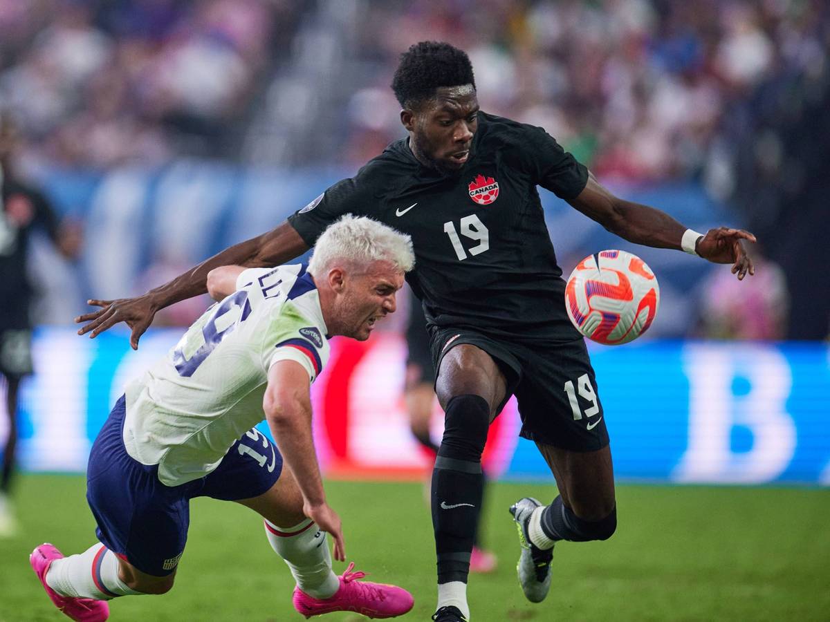 Joe Scally von Borussia Mönchengladbach (l.) im Trikot der US-amerikanischen Nationalelf gegen Kanada und Alphonso Davies.