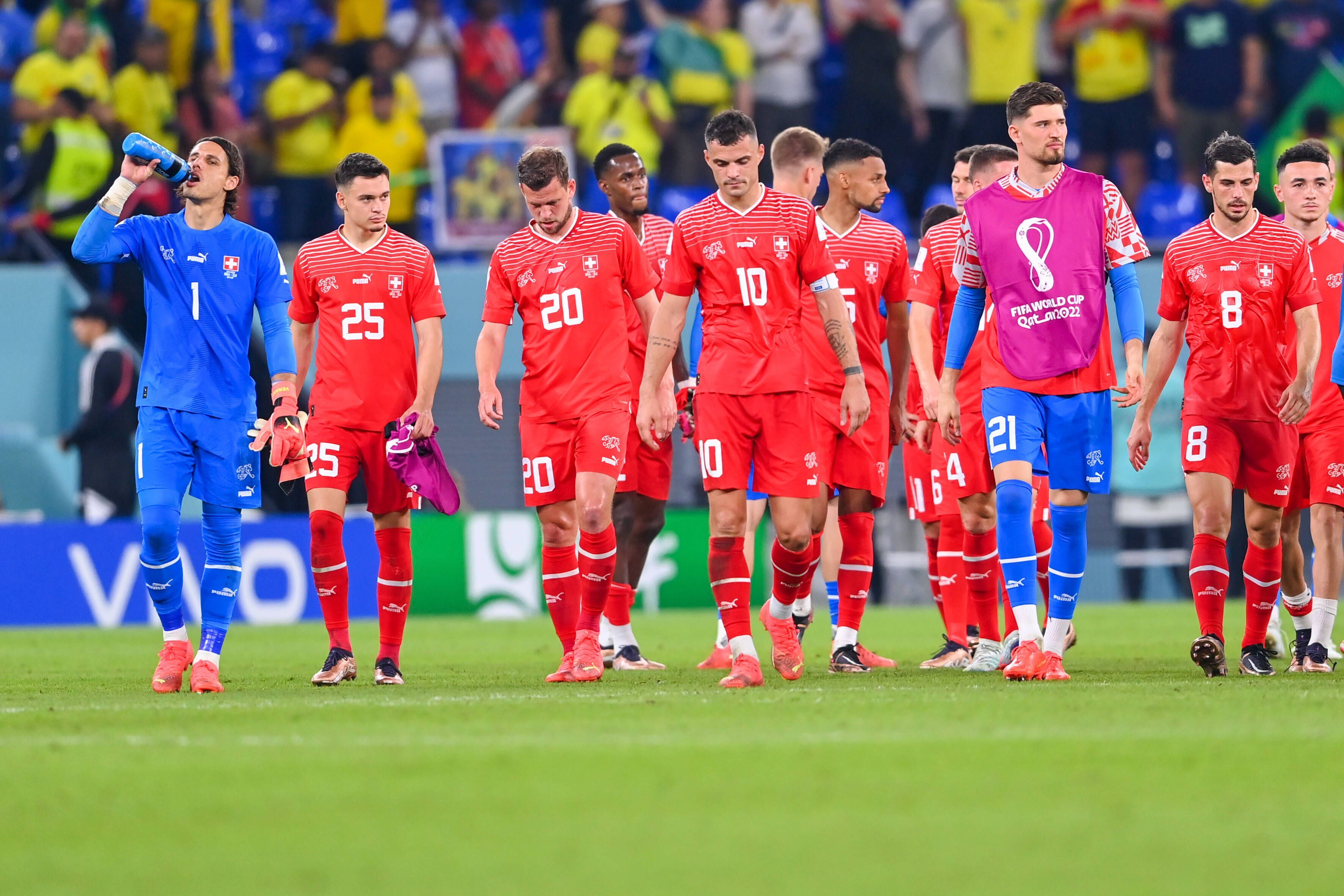 Nach dem WM-Spiel gegen Brasilien am 28. November 2022 gehen die Spieler der Schweizer Nationalmannschaft geschlossen über den Platz.