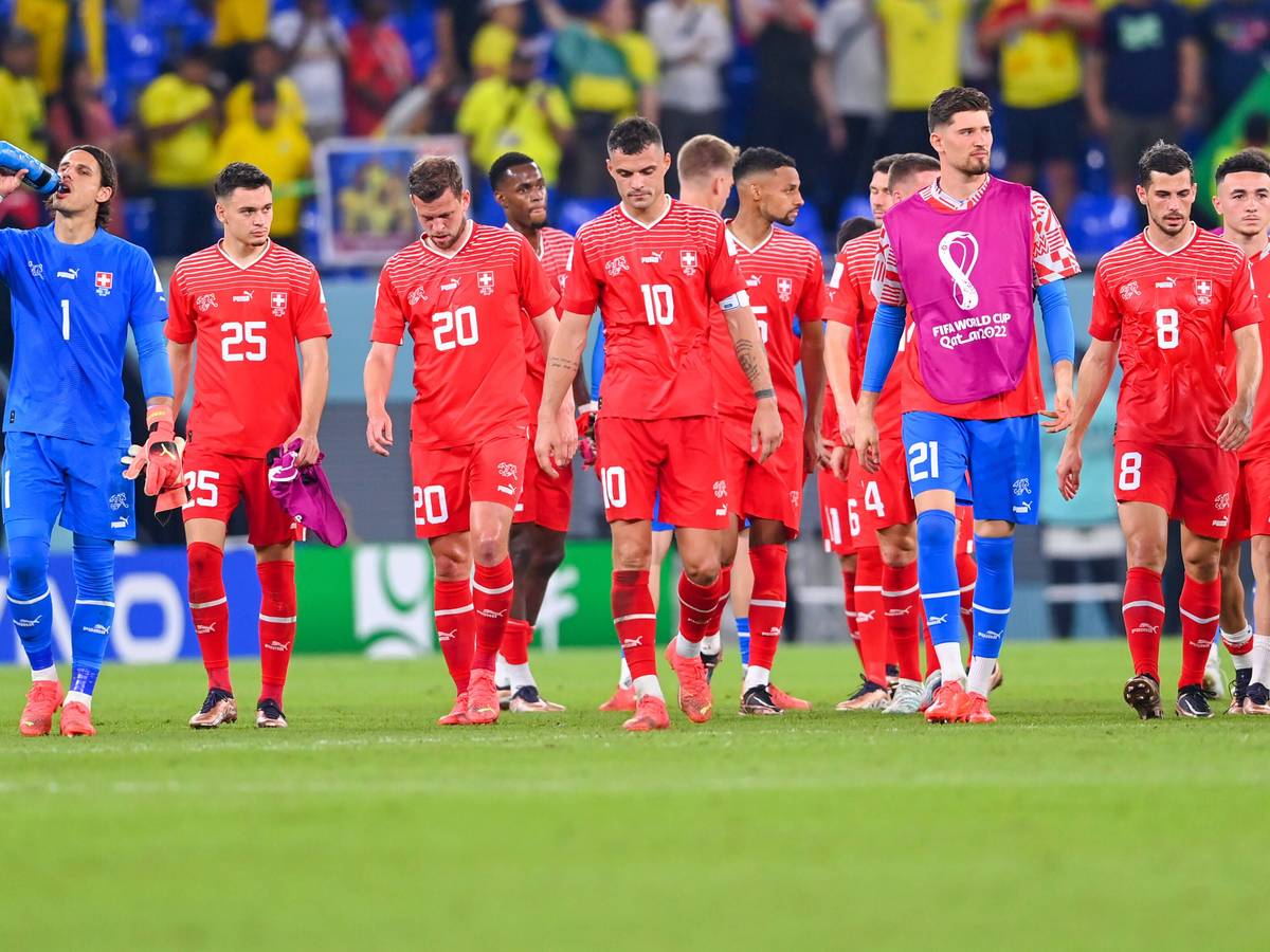 Nach dem WM-Spiel gegen Brasilien am 28. November 2022 gehen die Spieler der Schweizer Nationalmannschaft geschlossen über den Platz.