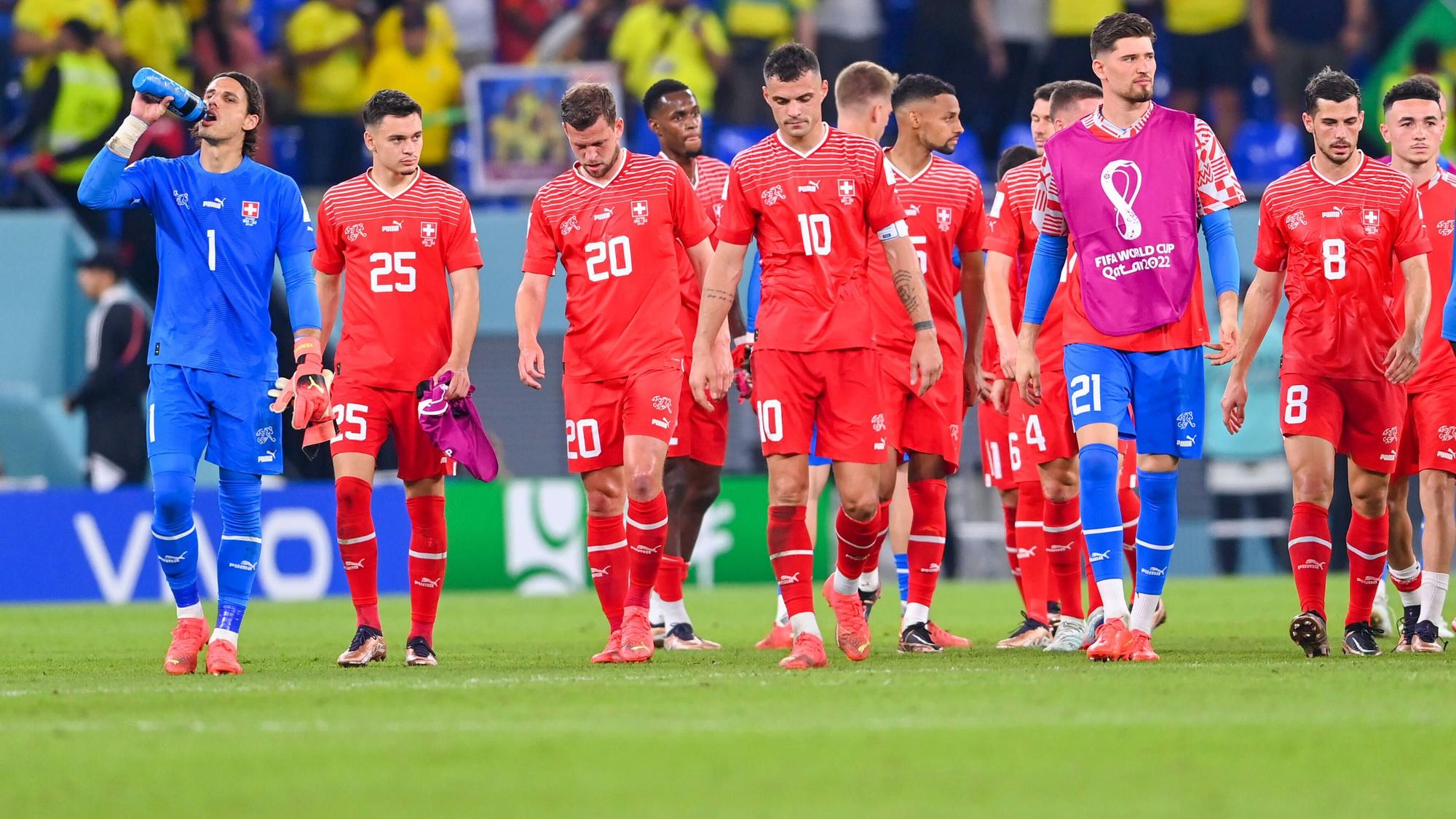 Nach dem WM-Spiel gegen Brasilien am 28. November 2022 gehen die Spieler der Schweizer Nationalmannschaft geschlossen über den Platz.