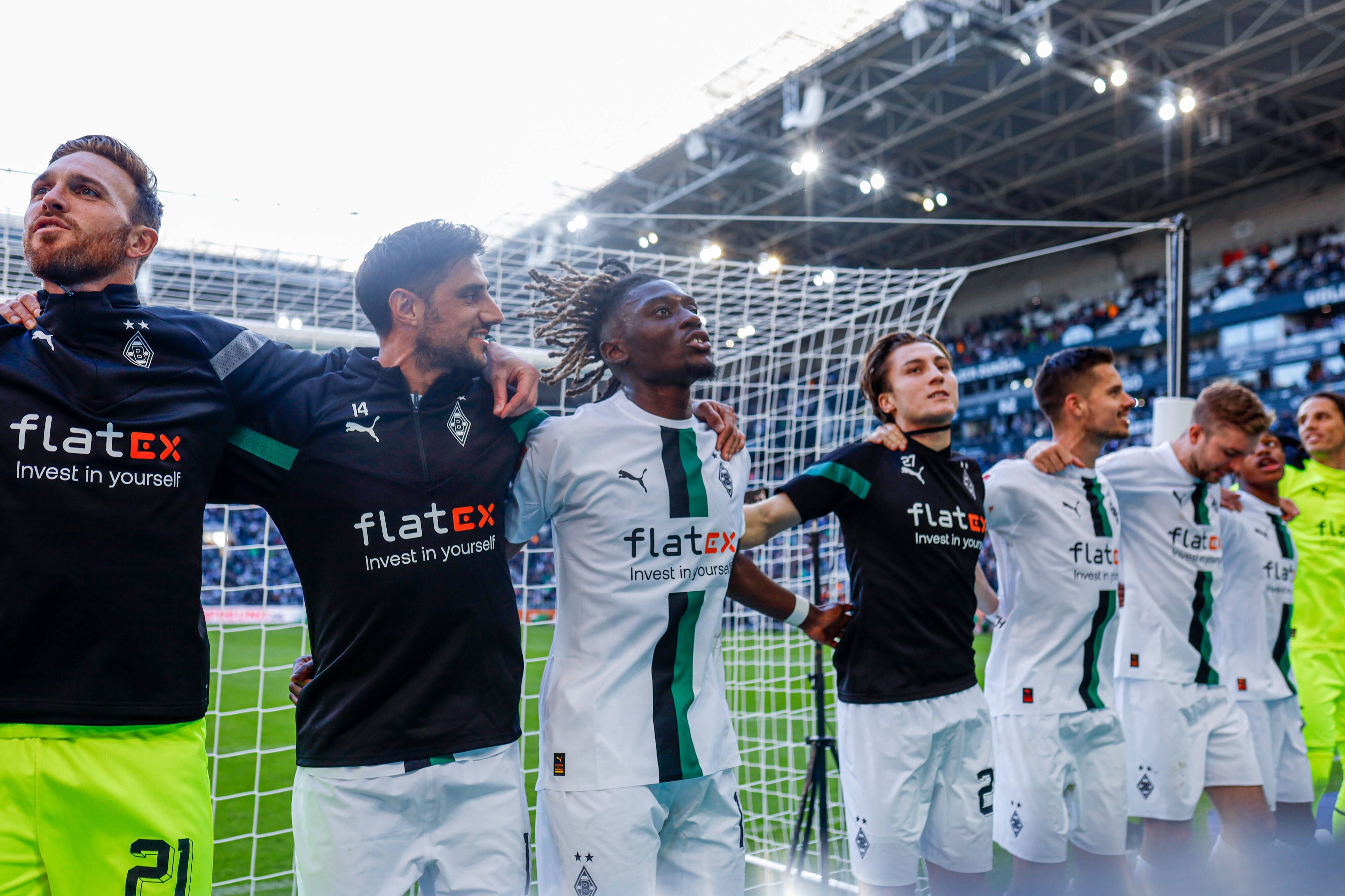 Die Spieler von Borussia Mönchengladbach feiern den Derby-Sieg am 9. Oktober 2022 gegen den 1. FC Köln vor der Nordkurve.