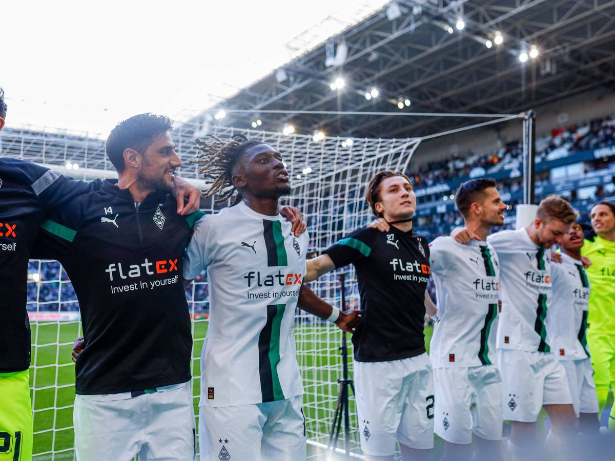 Die Spieler von Borussia Mönchengladbach feiern den Derby-Sieg am 9. Oktober 2022 gegen den 1. FC Köln vor der Nordkurve.
