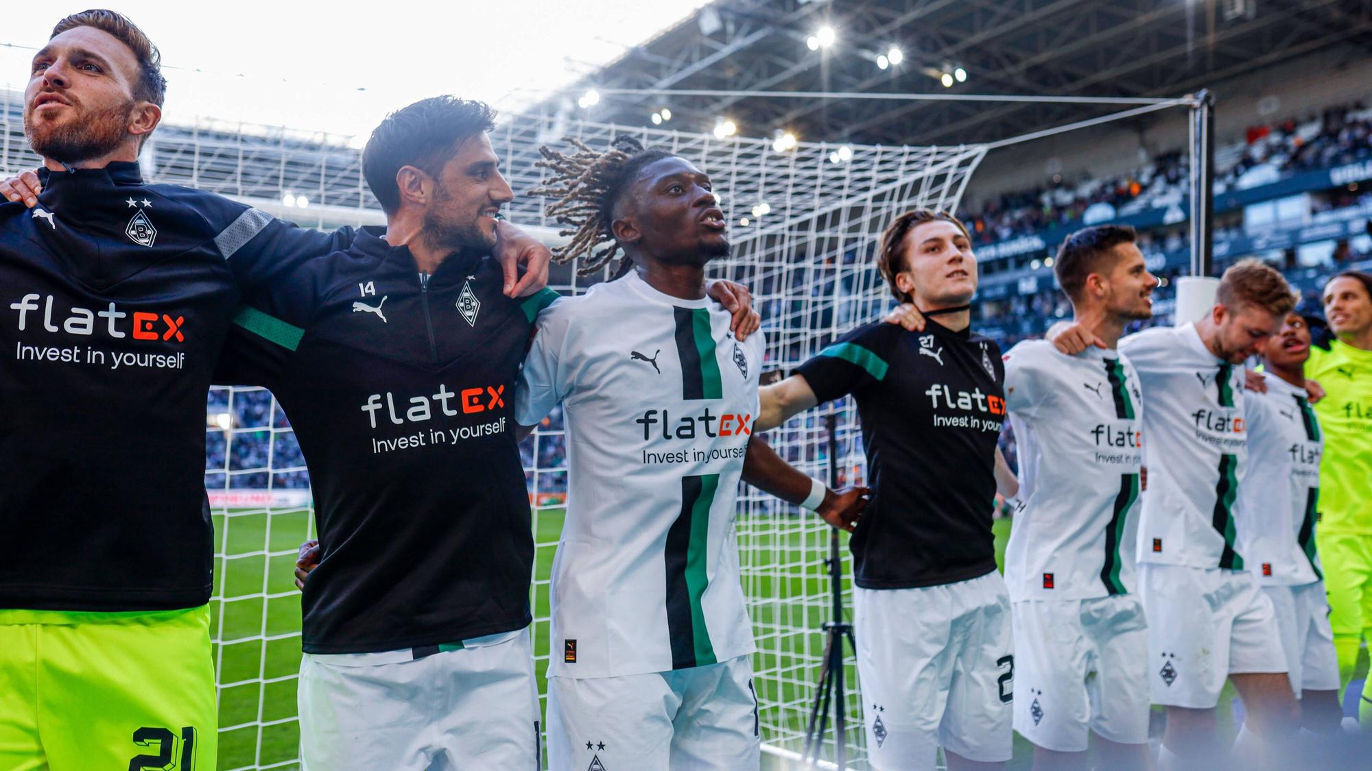 Die Spieler von Borussia Mönchengladbach feiern den Derby-Sieg am 9. Oktober 2022 gegen den 1. FC Köln vor der Nordkurve.