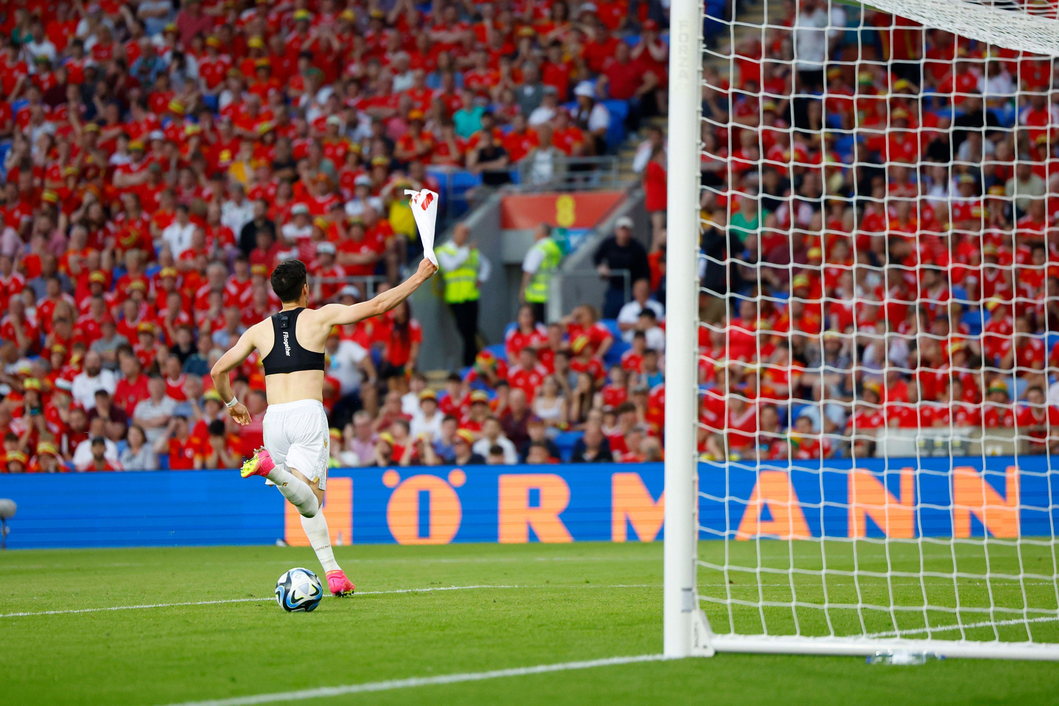 Grant-Leon Ranos zieht sich das Trikot nach seinem zweiten Treffer im Länderspiel von Armenien in Wales am 16. Juni 2023 aus.