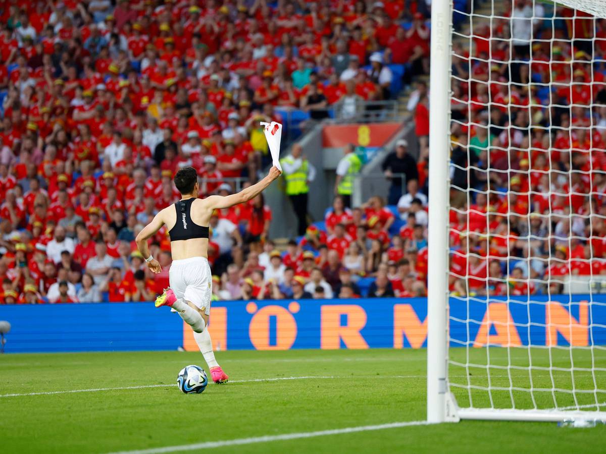 Grant-Leon Ranos zieht sich das Trikot nach seinem zweiten Treffer im Länderspiel von Armenien in Wales am 16. Juni 2023 aus.