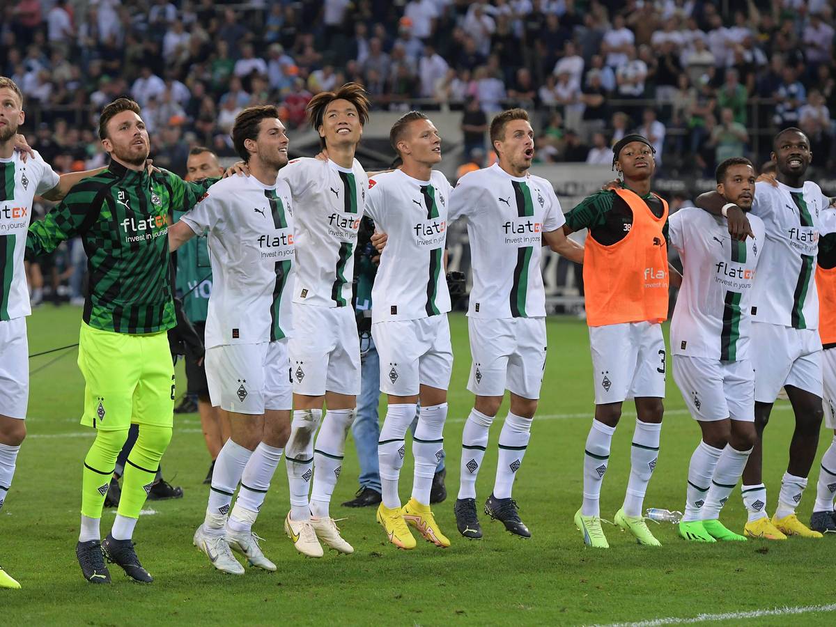 Die Spieler von Borussia Mönchengladbach feiern den Bundesliga-Sieg am 19. August 2022 gegen Hertha BSC vor der Nordkurve.
