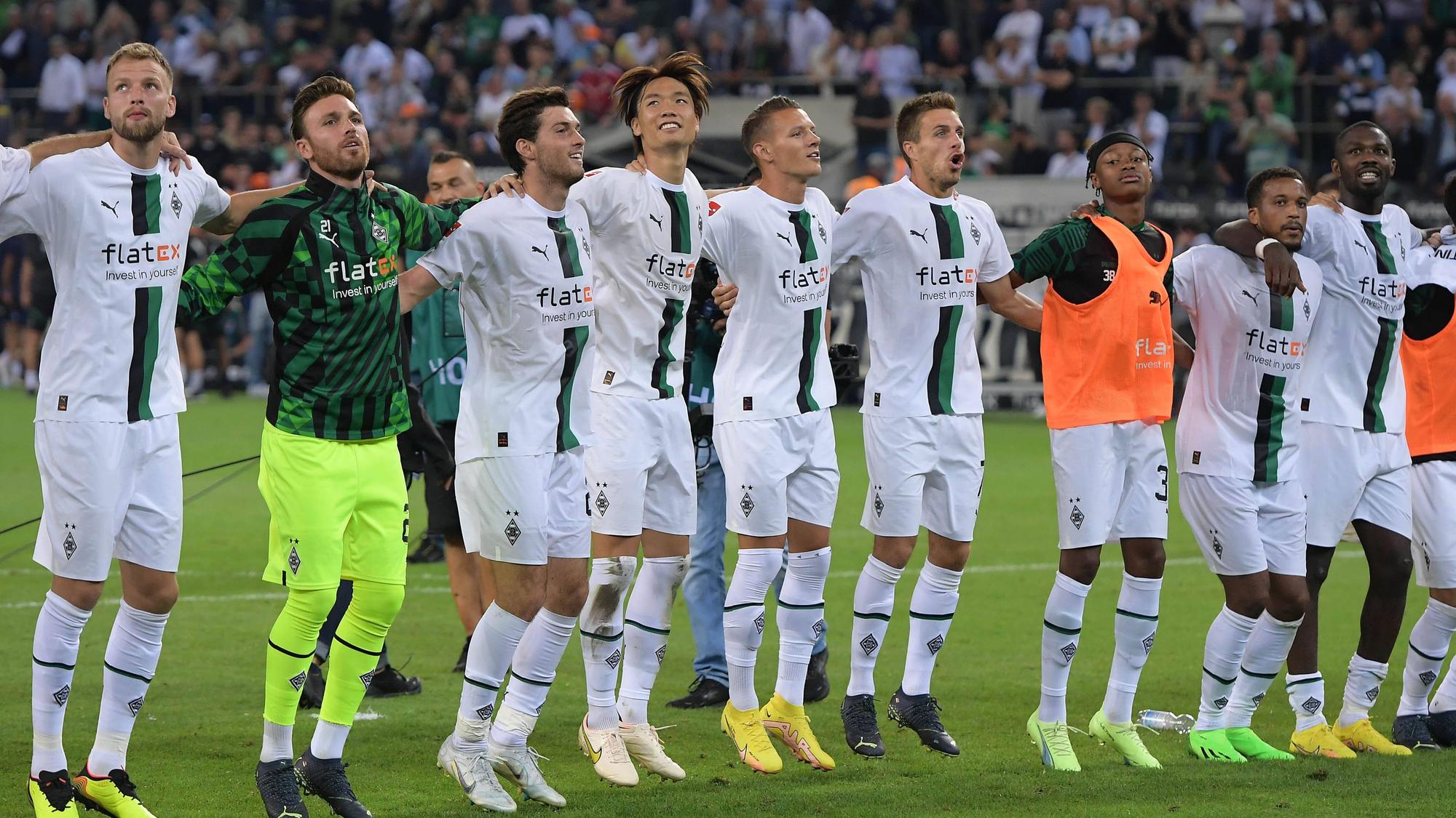 Die Spieler von Borussia Mönchengladbach feiern den Bundesliga-Sieg am 19. August 2022 gegen Hertha BSC vor der Nordkurve.