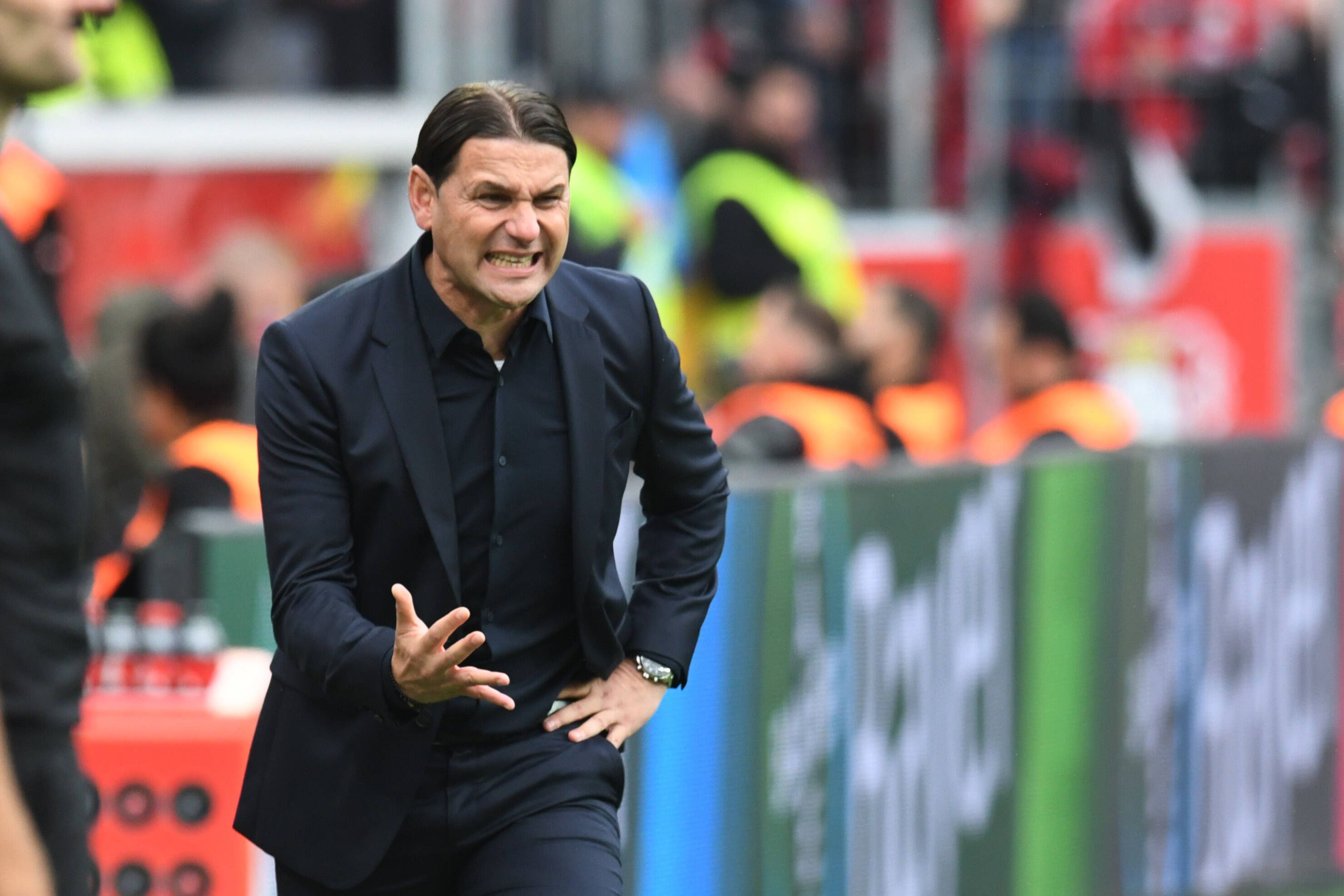 Gerardo Seoane gibt im Rahmen des Bundesliga-Spiels von Bayer Leverkusen gegen Werder Bremen am 17. September 2022 Anweisungen an der Seitenlinie und verzieht die Mundwinkel.