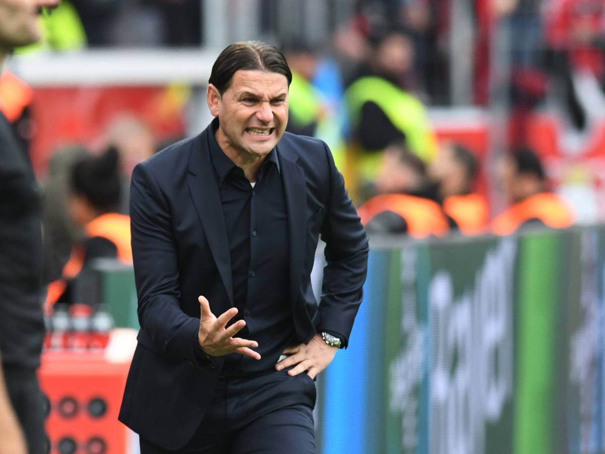 Gerardo Seoane gibt im Rahmen des Bundesliga-Spiels von Bayer Leverkusen gegen Werder Bremen am 17. September 2022 Anweisungen an der Seitenlinie und verzieht die Mundwinkel.