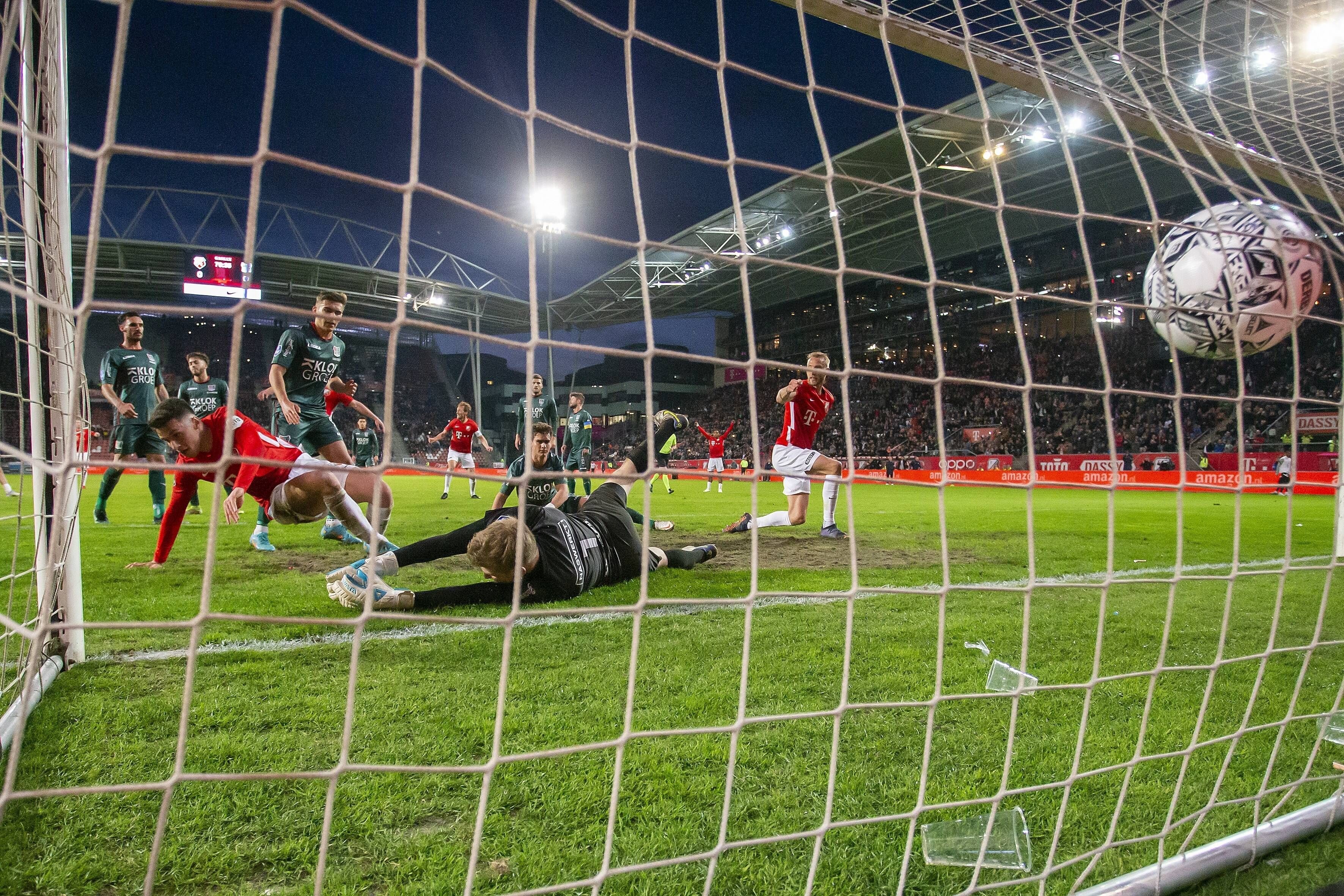 Anastasios Douvikas erzielt am 29. April 2022 einen Treffer für den FC Utrecht gegen Nijmegen.