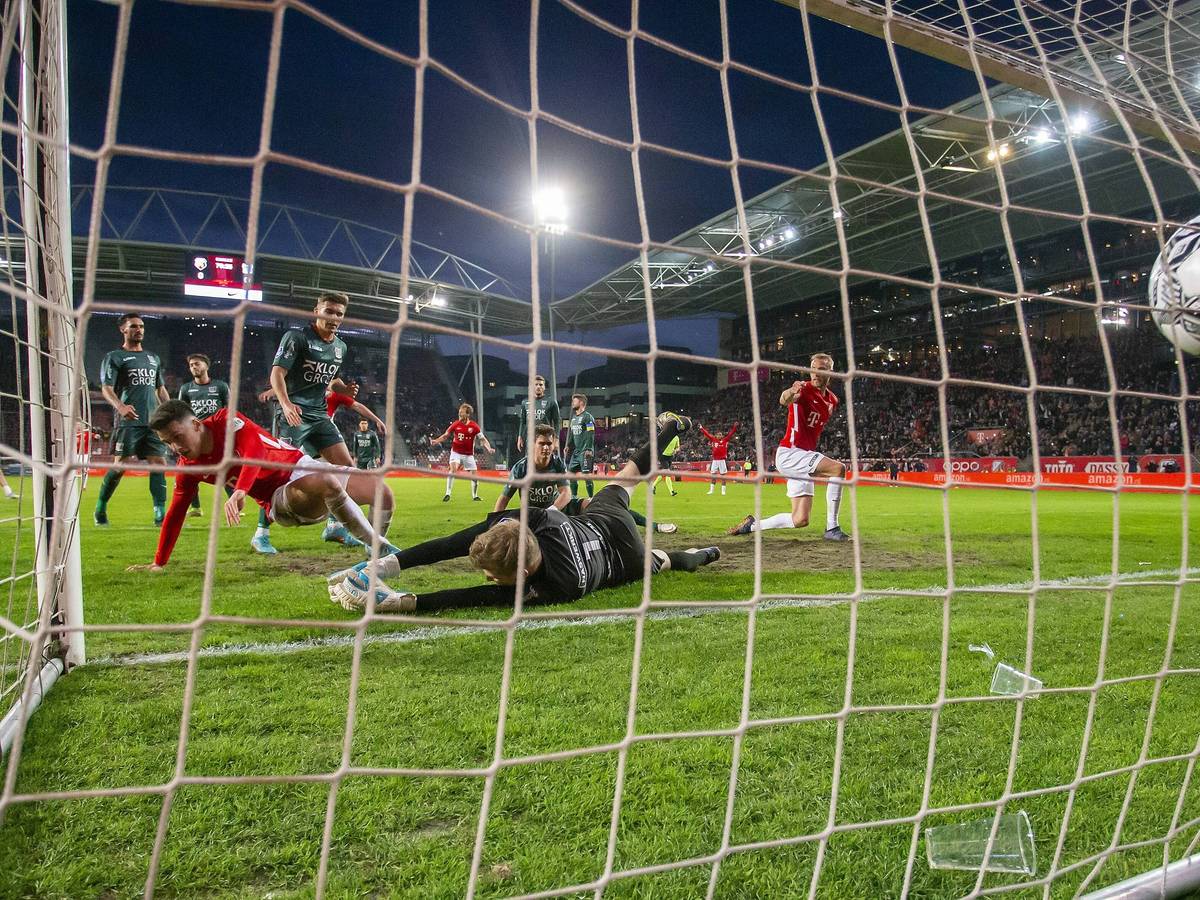 Anastasios Douvikas erzielt am 29. April 2022 einen Treffer für den FC Utrecht gegen Nijmegen.