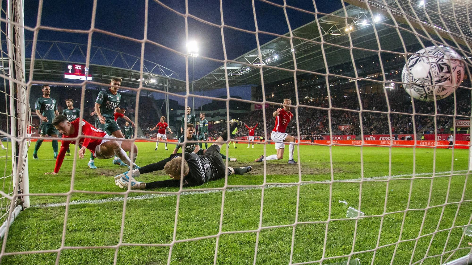 Anastasios Douvikas erzielt am 29. April 2022 einen Treffer für den FC Utrecht gegen Nijmegen.