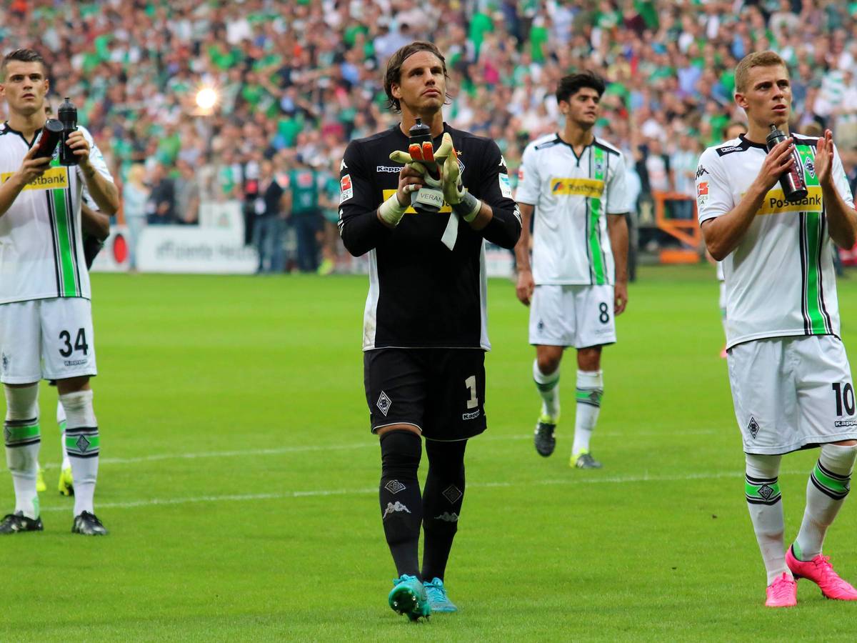 Granit Xhaka, Yann Sommer, Mo Dahoud und Thorgan Hazard (v.l.n.r.) am 30. August 2015 nach einem Auswärtsspiel von Borussia Mönchengladbach bei Werder Bremen.
