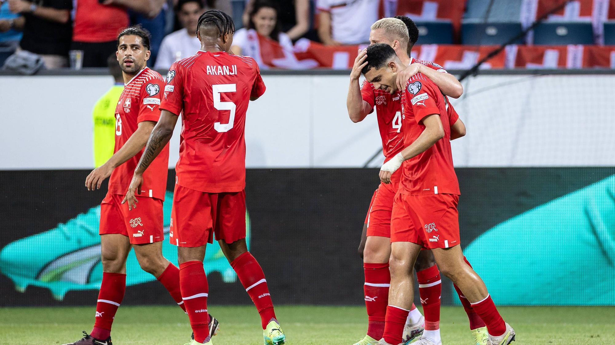 Nico Elvedi (2.v.r.) bejubelt einen Treffer von Zeki Amdouni (r.) am 19. Juni 2023 beim Länderspiel der Schweiz gegen Rumänien.