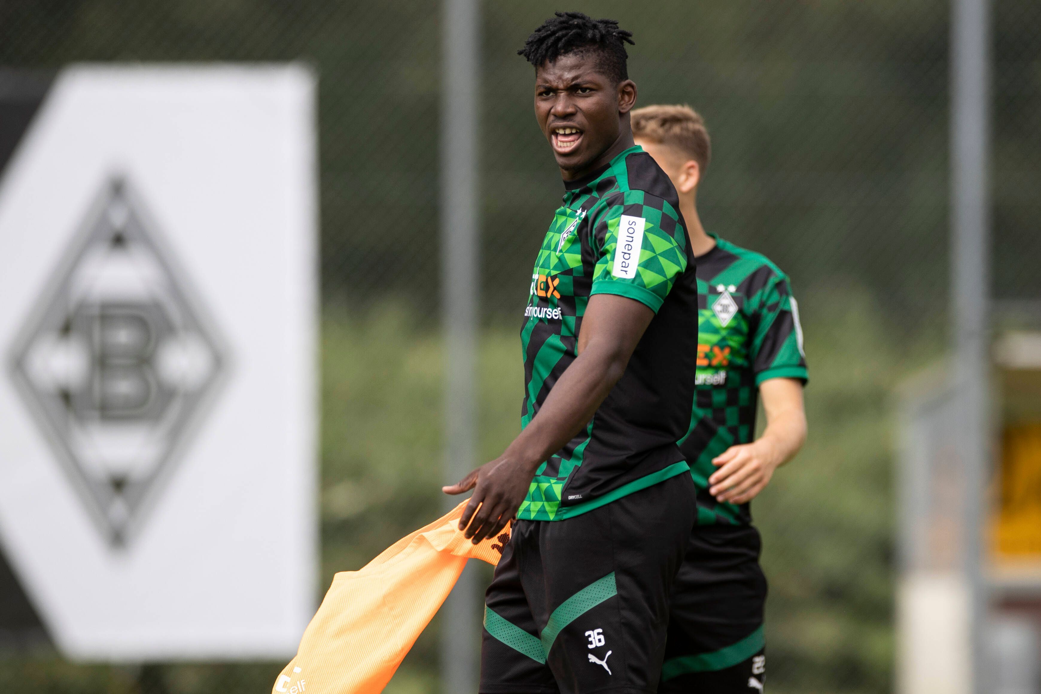 Ex-Gladbach-Profi Breel Embolo, hier am 9. Juli 2022 im Fohlen-Trainingslager in Rottach-Egern zu sehen. Embolo ruft etwas zu einem Mitspieler.
