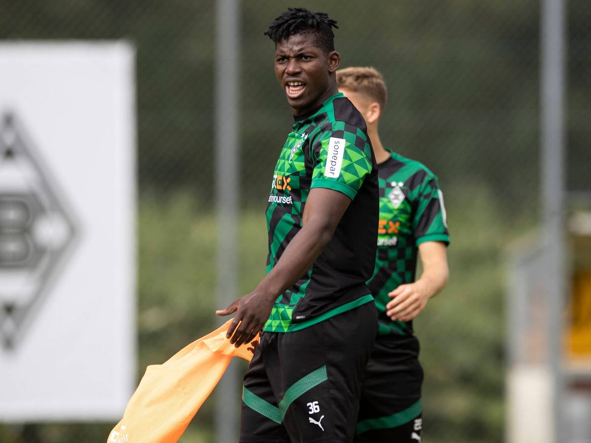 Ex-Gladbach-Profi Breel Embolo, hier am 9. Juli 2022 im Fohlen-Trainingslager in Rottach-Egern zu sehen. Embolo ruft etwas zu einem Mitspieler.