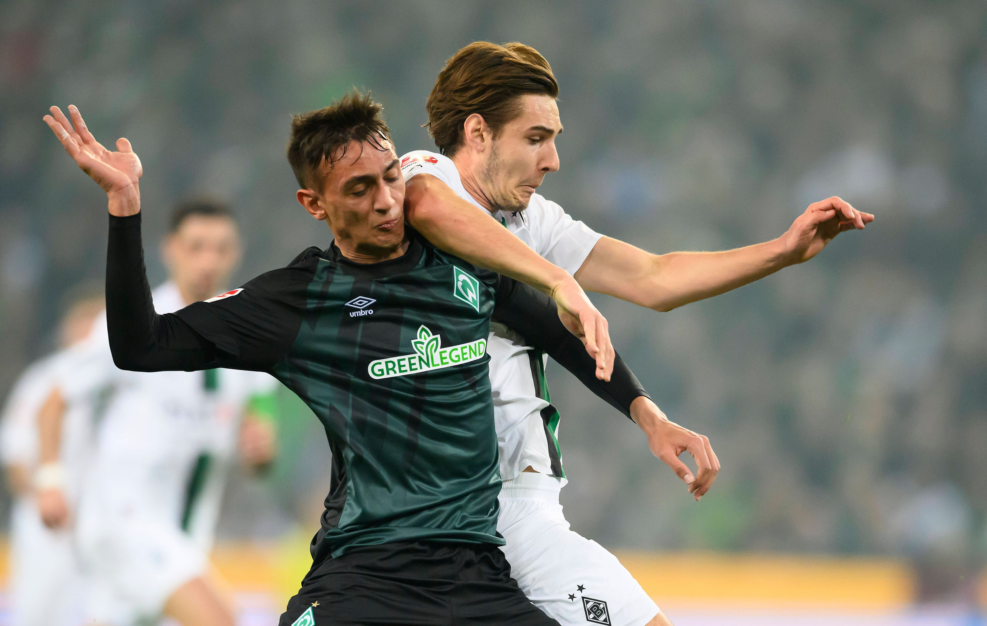 Gladbach-Profi Florian Neuhaus (r.) im Zweikampf mit Fabio Chiarodia (l.) von Werder Bremen. Das Foto stammt vom 17. März 2023. Die beiden haben den Blick auf den Ball gerichtet.