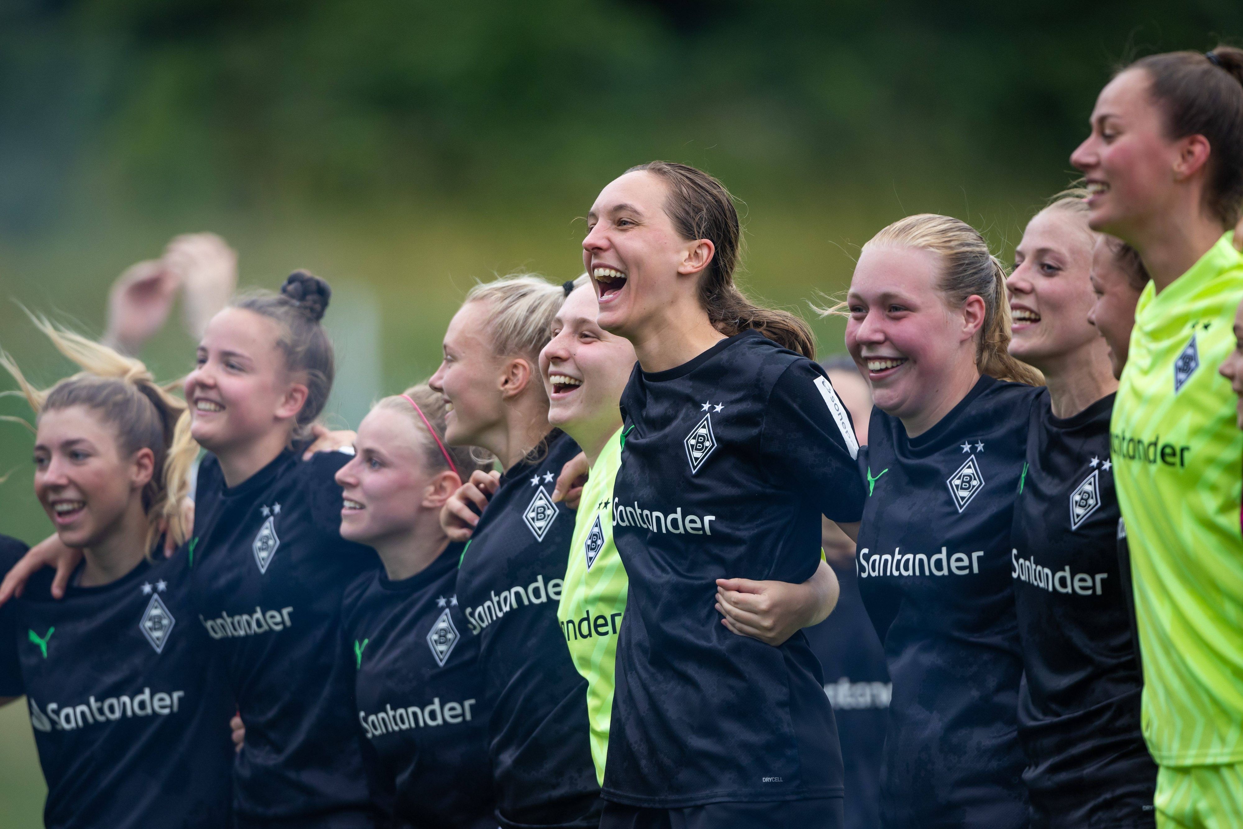 Die Spielerinnen von Borussia Mönchengladbach feiern den Aufstieg in die 2. Bundesliga, hier am 18. Juni 2023 in Elversberg zu sehen. Die Frauen umarmen sich und jubeln.