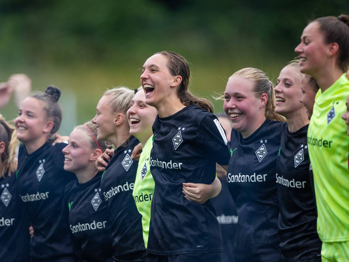 Die Spielerinnen von Borussia Mönchengladbach feiern den Aufstieg in die 2. Bundesliga, hier am 18. Juni 2023 in Elversberg zu sehen. Die Frauen umarmen sich und jubeln.