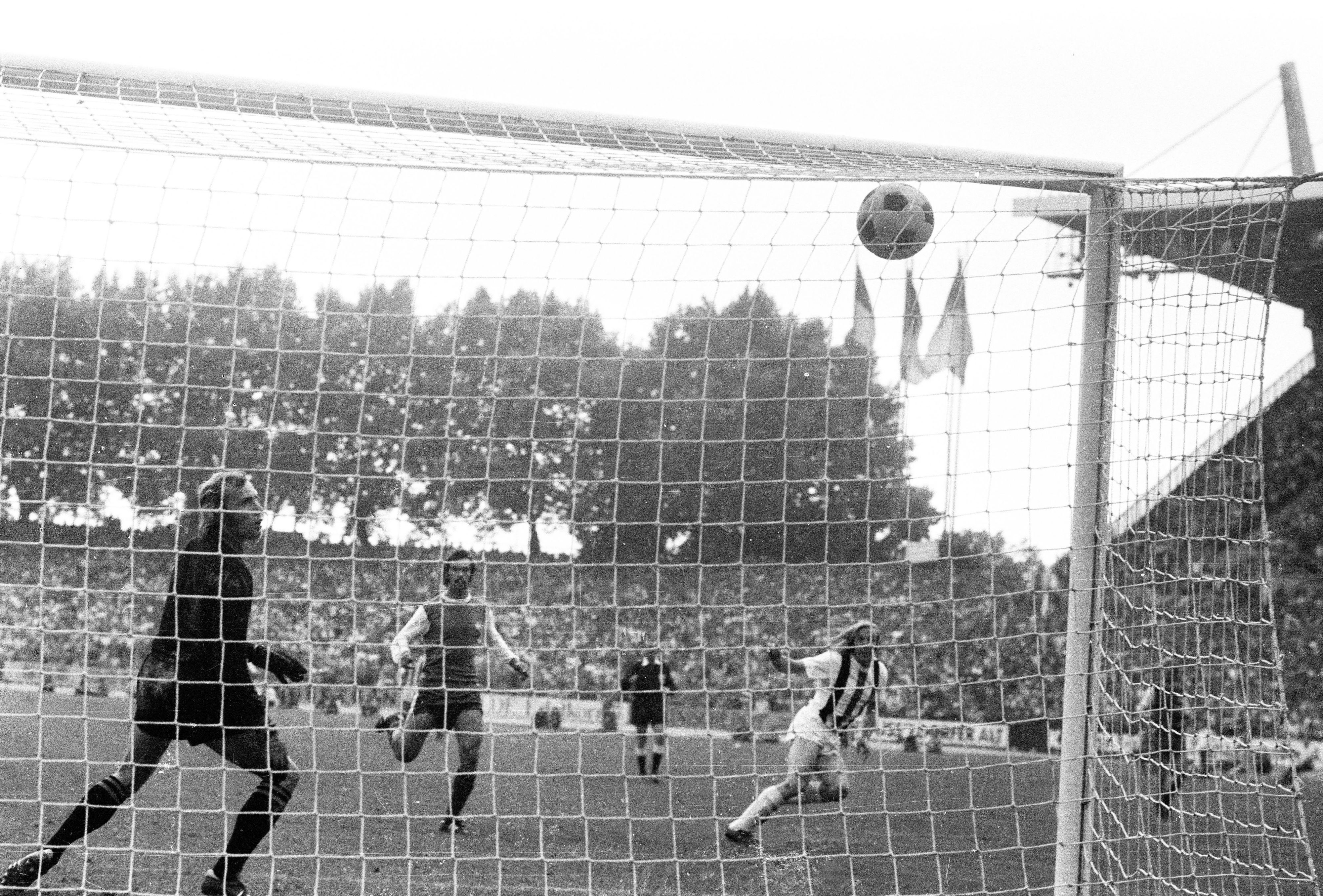DFB-Pokalfinale 1973: Günter Netzer erzielt für Borussia Mönchengladbach in der Verlängerung den Siegtreffer zum 2:1 gegen den 1. FC Köln. Der Ball schlägt unhaltbar im Torwinkel ein.