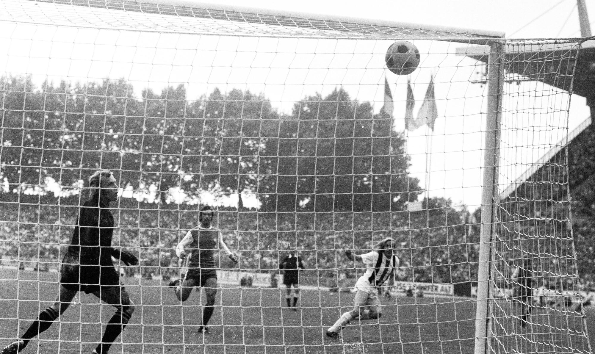 DFB-Pokalfinale 1973: Günter Netzer erzielt für Borussia Mönchengladbach in der Verlängerung den Siegtreffer zum 2:1 gegen den 1. FC Köln. Der Ball schlägt unhaltbar im Torwinkel ein.