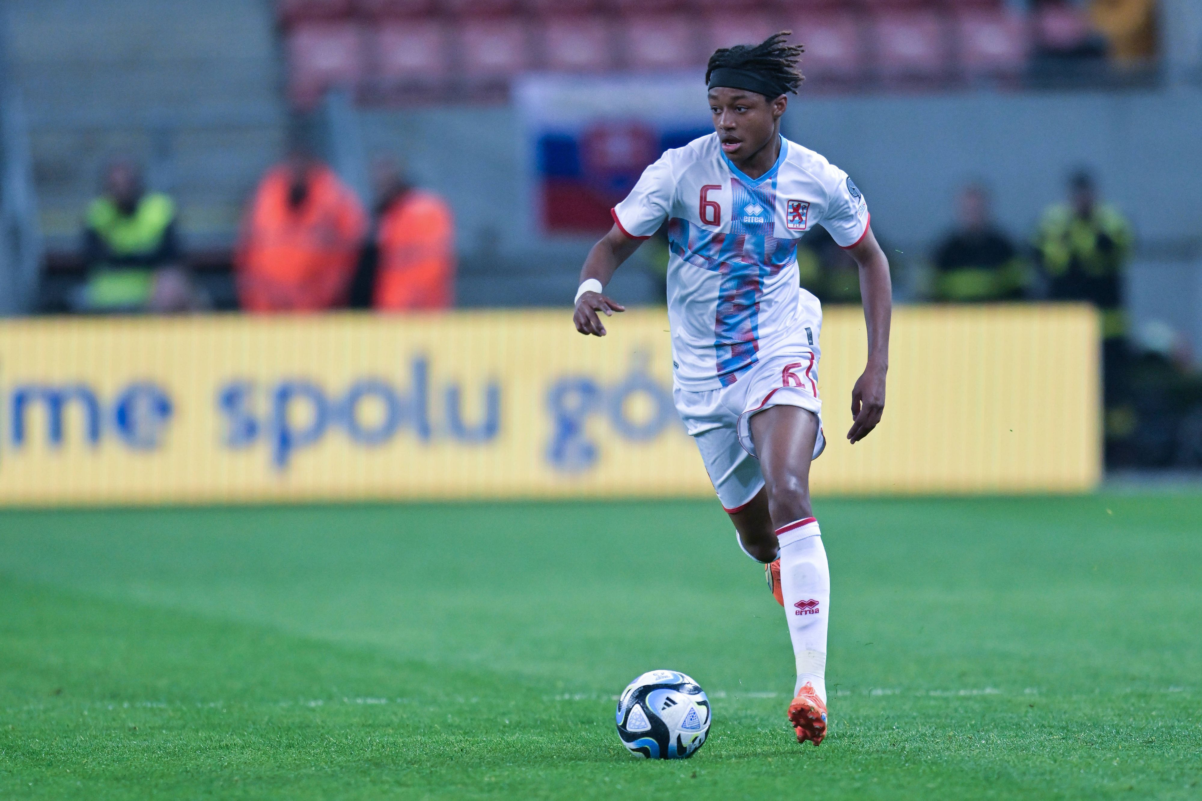 Gladbach-Profi Yvandro Borges Sanches im Einsatz für sein Land Luxemburg, hier zu sehen am 23. März 2023 in der EM-Qualifikation. Er führt den Ball.