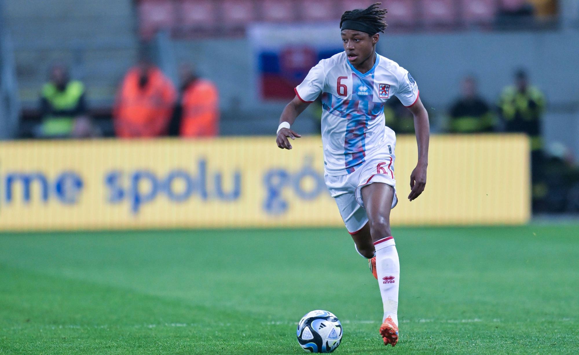 Gladbach-Profi Yvandro Borges Sanches im Einsatz für sein Land Luxemburg, hier zu sehen am 23. März 2023 in der EM-Qualifikation. Er führt den Ball.