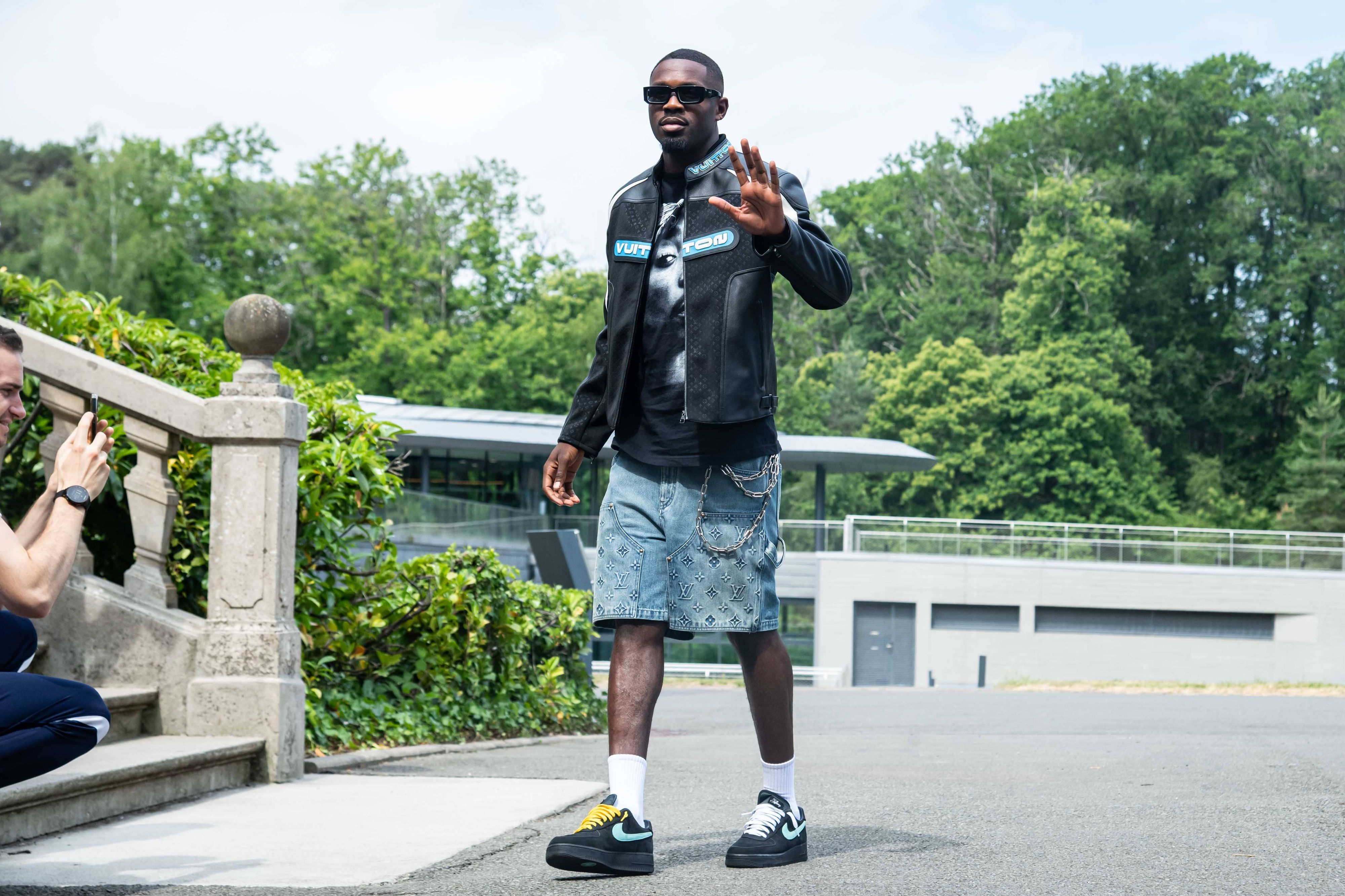 Gladbach-Profi Marcus Thuram, hier zu sehen am 9. Juni 2023. Er macht eine Grußgeste mit seiner Hand.