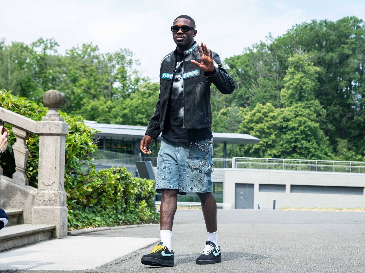 Gladbach-Profi Marcus Thuram, hier zu sehen am 9. Juni 2023. Er macht eine Grußgeste mit seiner Hand.