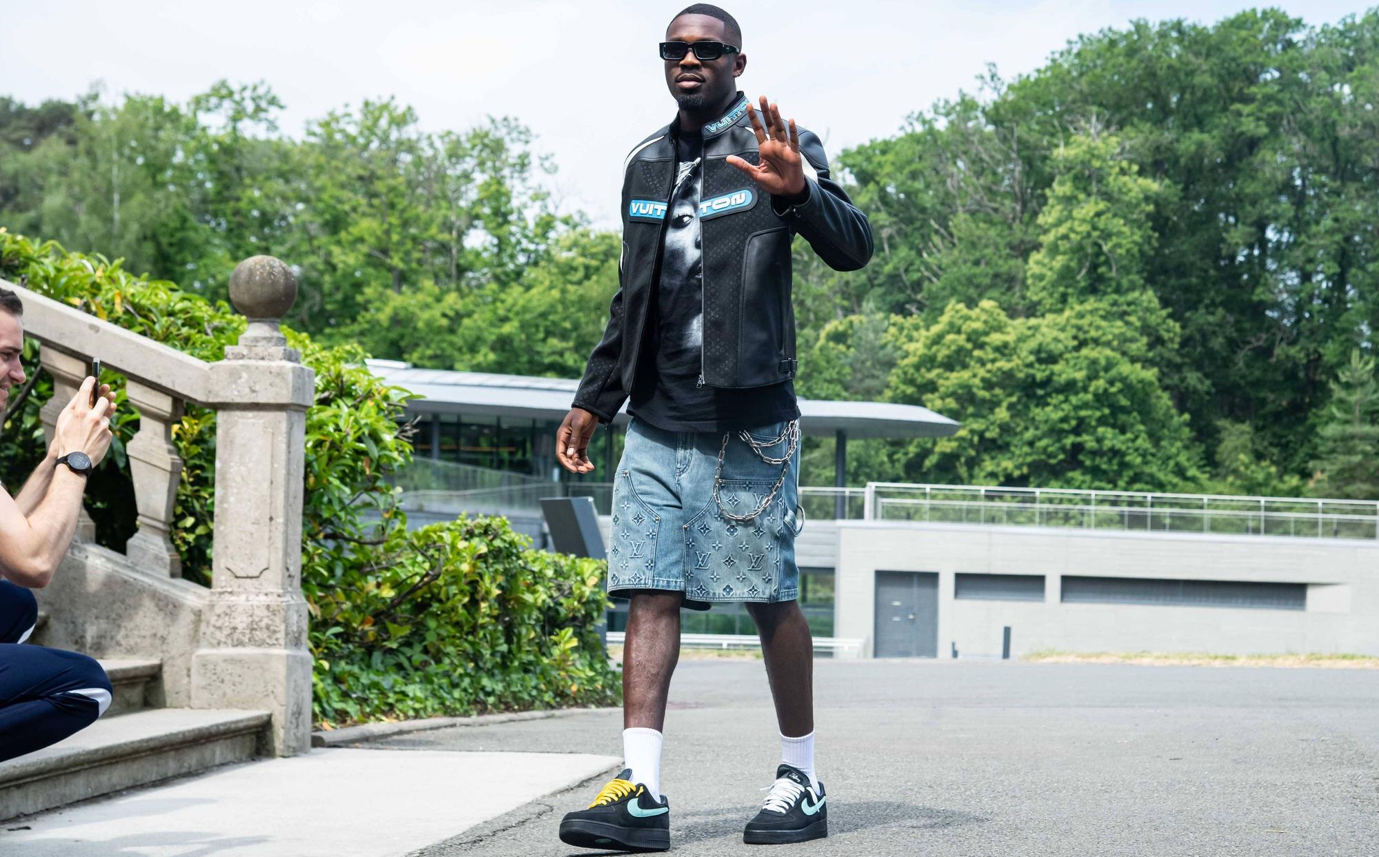 Gladbach-Profi Marcus Thuram, hier zu sehen am 9. Juni 2023. Er macht eine Grußgeste mit seiner Hand.