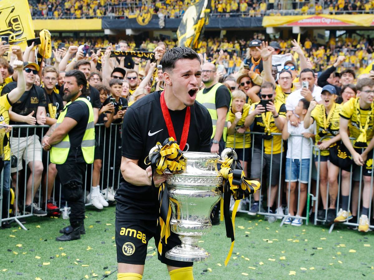 Da ist das Ding! Fabian Rieder von Young Boys Bern, hier zu sehem am 4. Juni 2023 in Wankdorf, feiert mit den Fans den Pokalgewinn. Rieder hält den Pokal in seinen Händen und schreit seine Freude heraus.