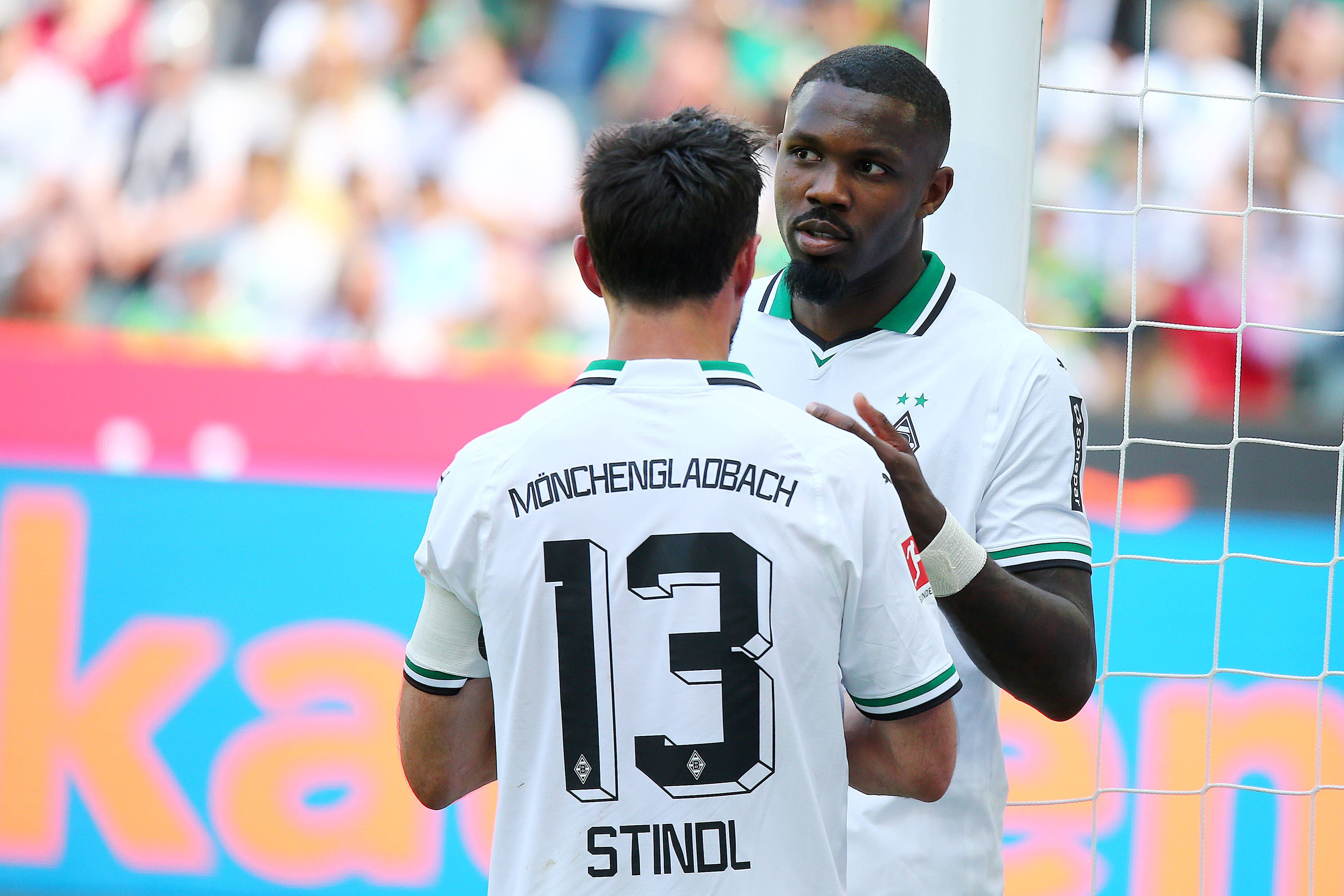 Stürmer Marcus Thuram (r.) verlässt Borussia Mönchengladbach ablösefrei zum 30. Juni 2023. Noch ist nicht offiziell, welchem Verein er sich anschließen wird. Auf diesem Foto ist er gemeinsam mit Lars Stindl (l.) am 27. Mai im Borussia-Park zu sehen. Die beiden klatschen sich ab.
