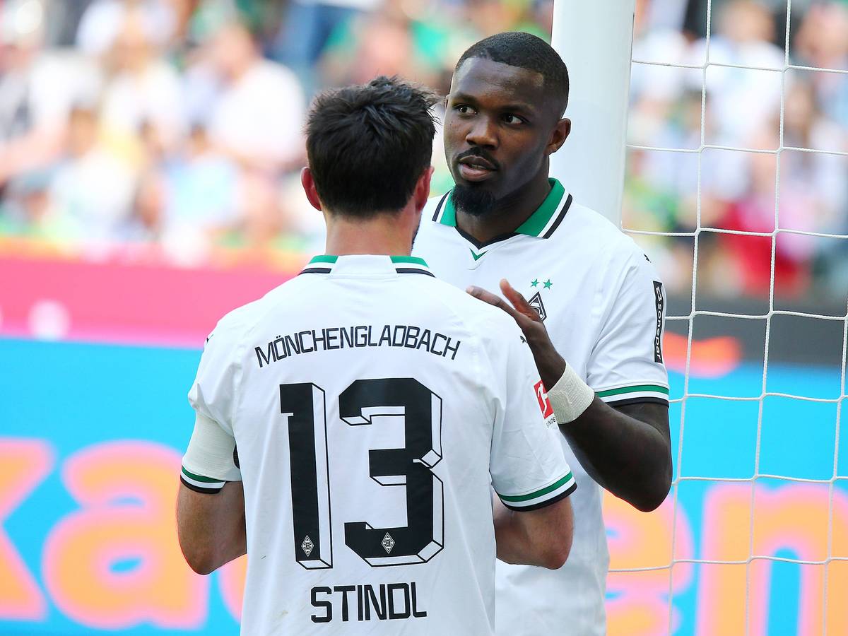 Stürmer Marcus Thuram (r.) verlässt Borussia Mönchengladbach ablösefrei zum 30. Juni 2023. Noch ist nicht offiziell, welchem Verein er sich anschließen wird. Auf diesem Foto ist er gemeinsam mit Lars Stindl (l.) am 27. Mai im Borussia-Park zu sehen. Die beiden klatschen sich ab.