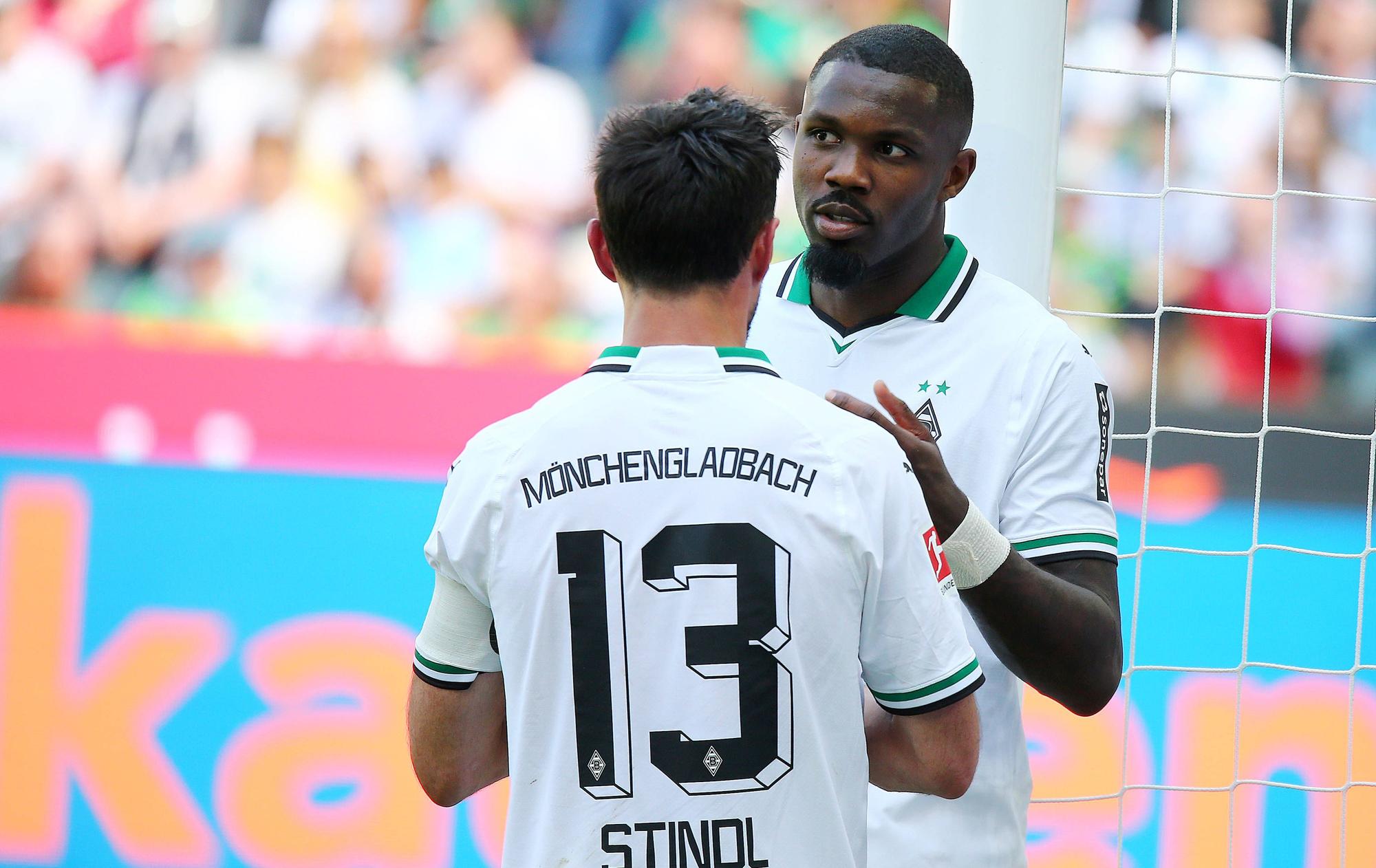 Stürmer Marcus Thuram (r.) verlässt Borussia Mönchengladbach ablösefrei zum 30. Juni 2023. Noch ist nicht offiziell, welchem Verein er sich anschließen wird. Auf diesem Foto ist er gemeinsam mit Lars Stindl (l.) am 27. Mai im Borussia-Park zu sehen. Die beiden klatschen sich ab.