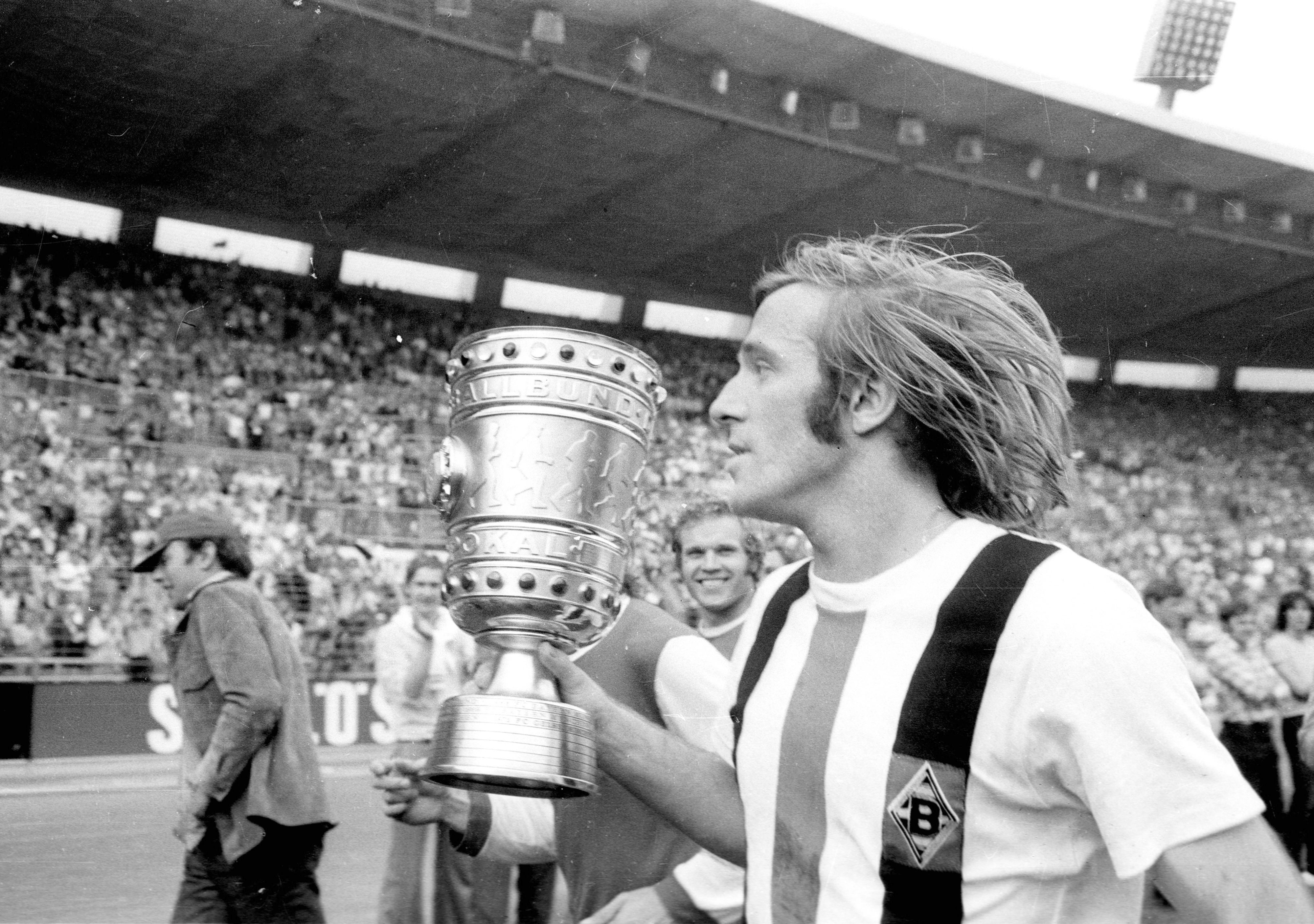Gladbach-Legende Günter Netzer dreht mit dem DFB-Pokal in seiner rechten Hand nach dem Endspielsieg gegen den 1. FC Köln (23. Juni 1973) im Düsseldorfer Rheinstadion eine Ehrenrunde.