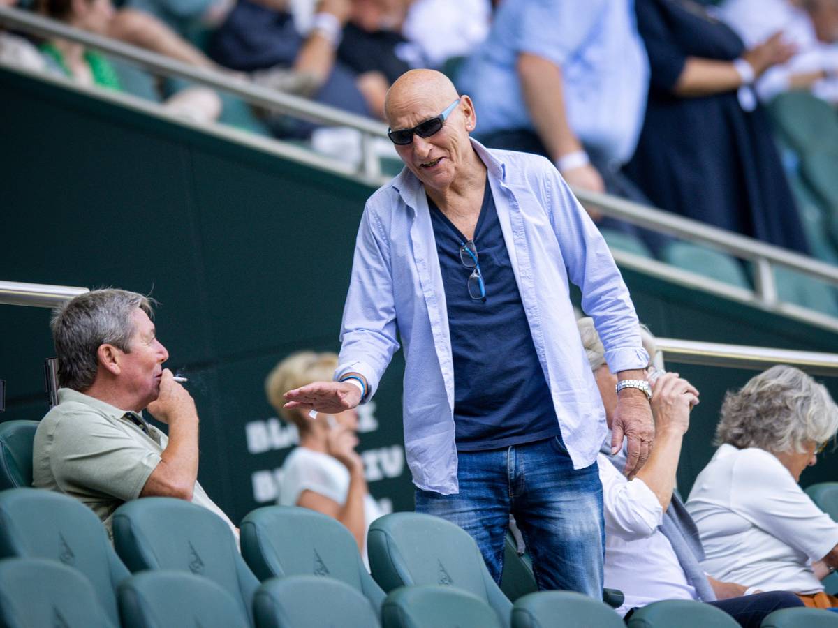 Wolfgang Kleff, Torwart-Legende von Borussia Mönchengladbach, begrüßt auf der Tribüne im Borussia-Park den bis dato letzten Titel-Trainer im Fohlen-Stall, Bernd Krauss. Das Foto zeigt die beiden am 23. Juli 2022. Kleff trägt eine Sonnenbrille. Krauss zieht an einer Zigarette.
