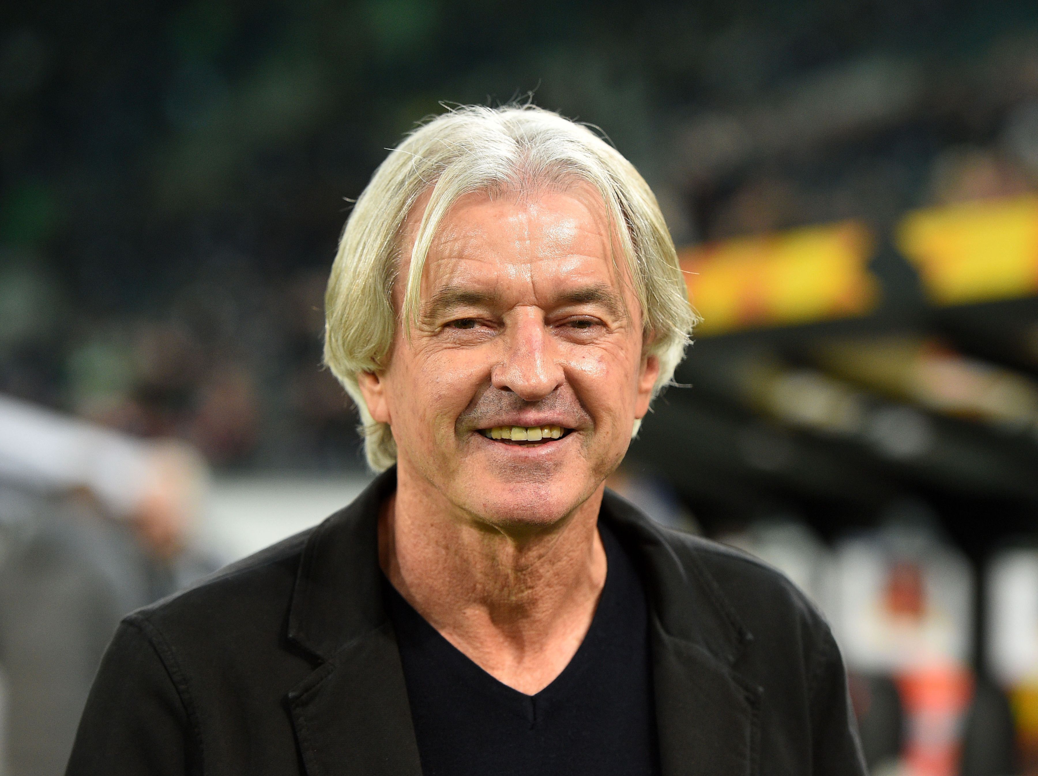 Christian Kulik, einer der Gladbach-Helden aus dem legendären DFB-Pokalfinale 1973 gegen den Rivalen 1. FC Köln. Er zählte unter Hennes Weisweiler zu den Top-Spielern bei Borussia. Auf diesem Foto ist er am 7. November 2019 im Borussia-Park zu sehen. Kulik lächelt.
