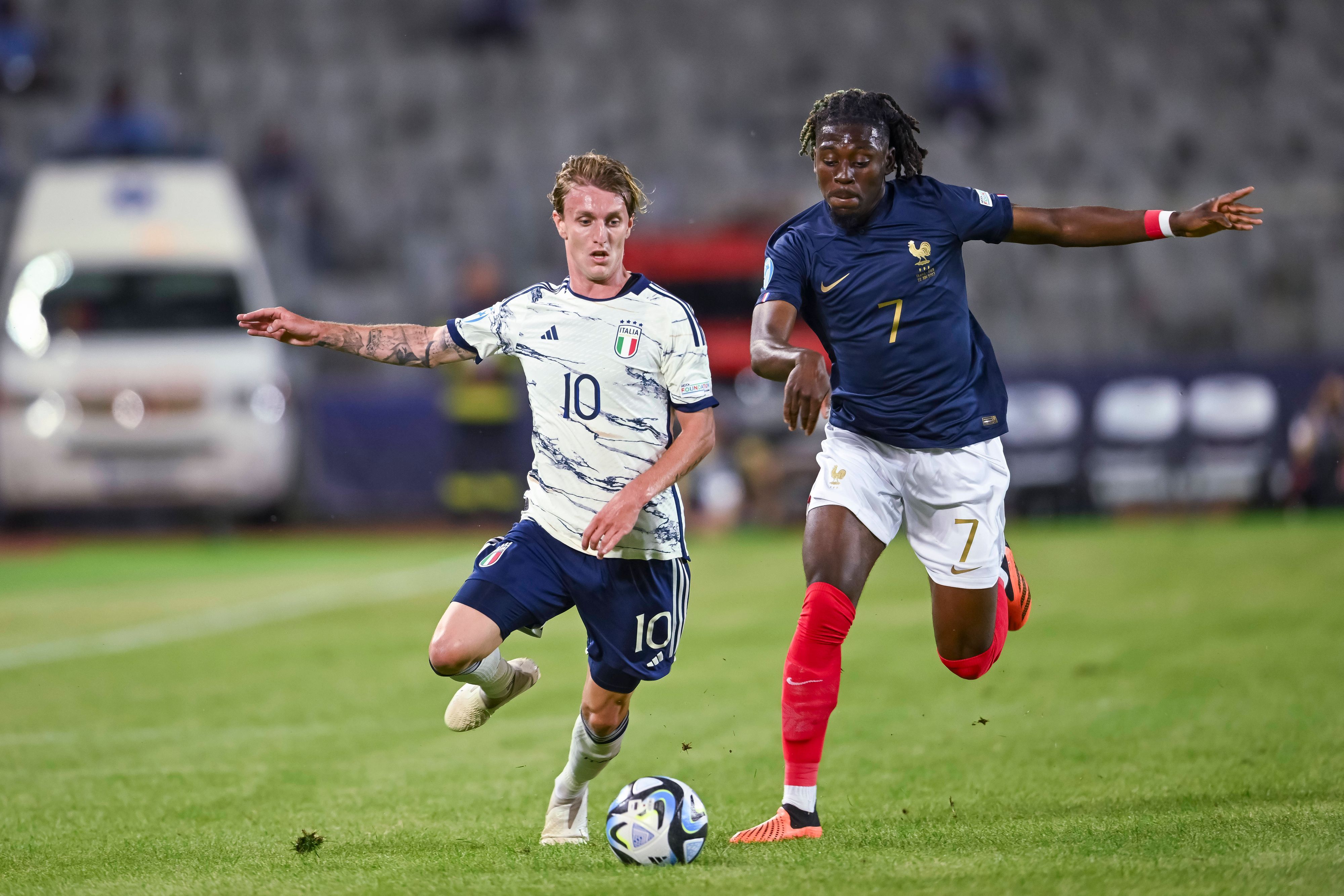 Manu Koné von Borussia Mönchengladbach (r.) im Trikot der französischen U21-Nationalmannschaft im Europameisterschaftsspiel gegen Italien am 22. Juni 2023 im Zweikampf mit Nicolo Rovella.