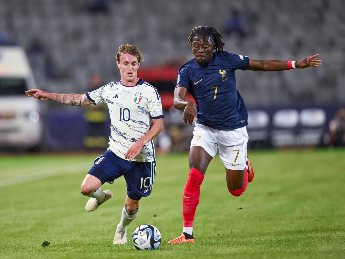 Manu Koné von Borussia Mönchengladbach (r.) im Trikot der französischen U21-Nationalmannschaft im Europameisterschaftsspiel gegen Italien am 22. Juni 2023 im Zweikampf mit Nicolo Rovella.