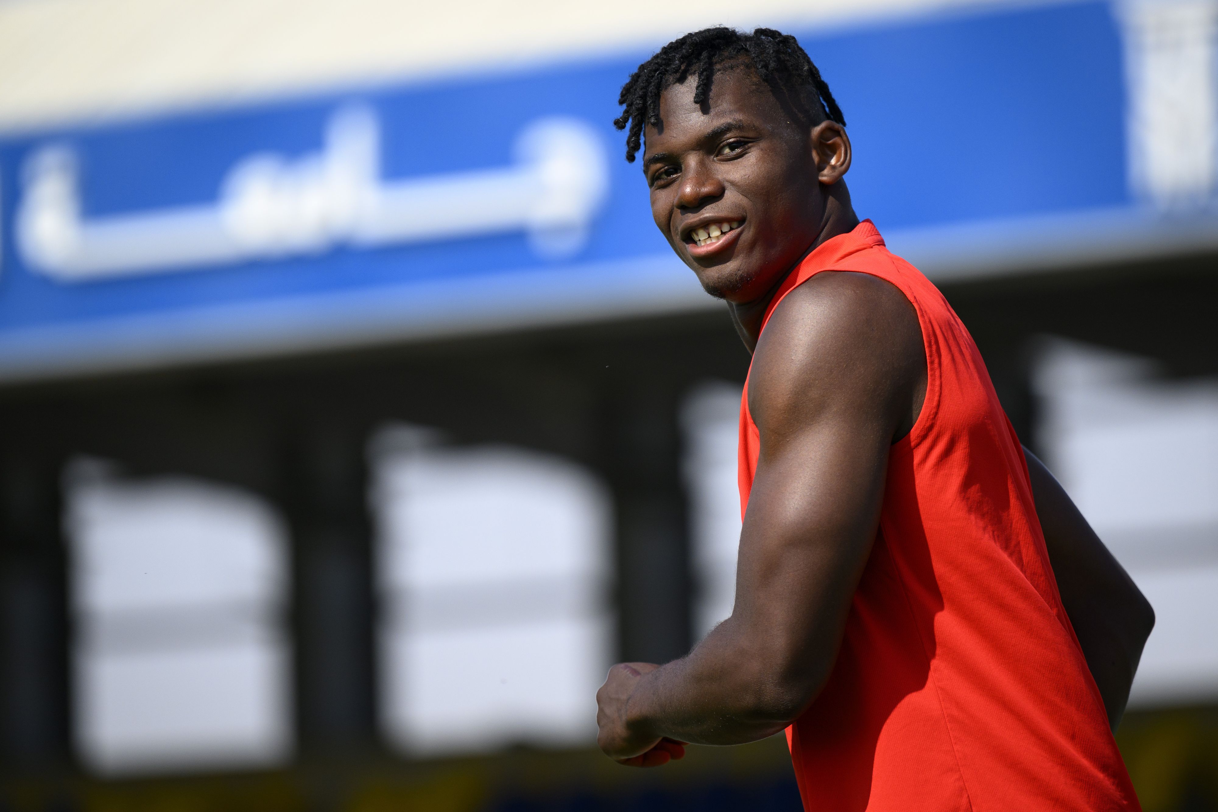 Der Schweizer Nationalspieler Breel Embolo, ehemaliger Stürmer von Borussia Mönchengladbach. Auf diesem Foto ist er am 5. Dezember 2022 zu sehen. Embolo lacht.