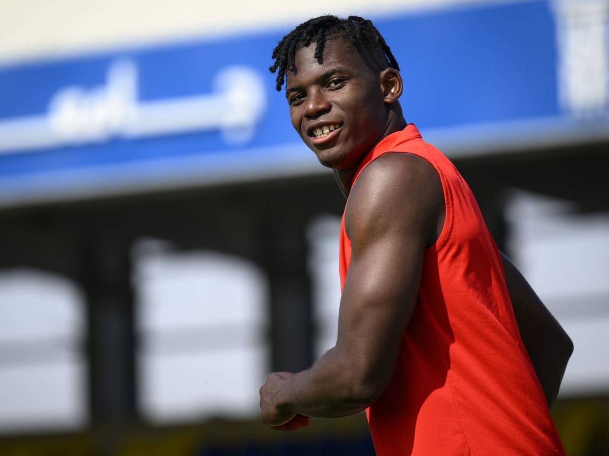 Der Schweizer Nationalspieler Breel Embolo, ehemaliger Stürmer von Borussia Mönchengladbach. Auf diesem Foto ist er am 5. Dezember 2022 zu sehen. Embolo lacht.