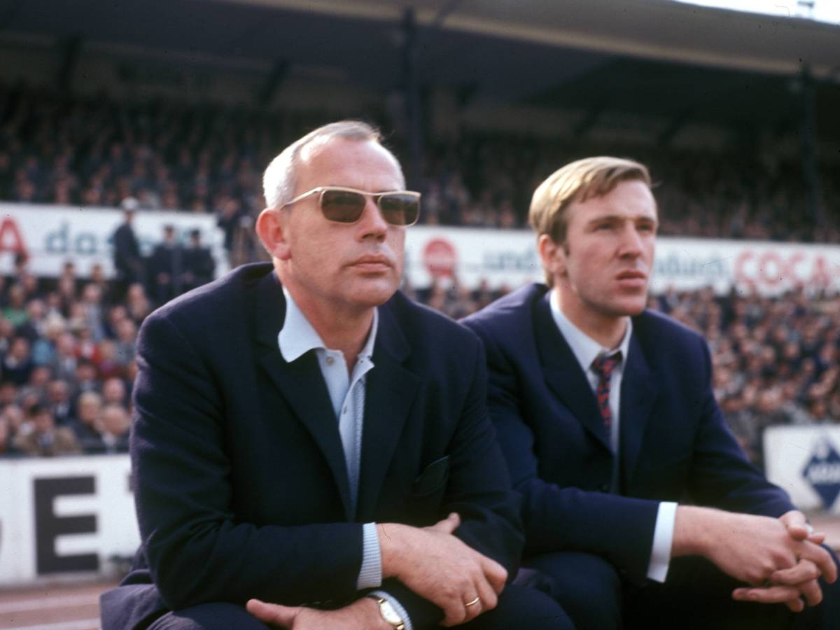 Hennes Weisweiler (l.), verstorbener Legenden-Trainer von Borussia Mönchengladbach, hier gemeinsam mit Fohlen-Spielmacher Günter Netzer. Das Foto ist am 1. September 1968 entstanden. Die beiden sitzen auf der Bank und schauen auf das Spielfeld.