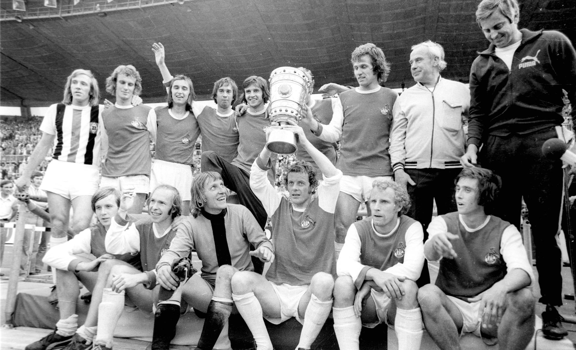 Gladbach-Legende Wolfgang Kleff (untere Reihe, 3.v.l.) feiert mit seinen Team-Kollegen am 23. Juni 1973 in Düsseldorf den DFB-Pokaltriumph gegen den Rheiland-Rivalen 1. FC Köln. Neben ihm setzt Hacki Wimmer und hält den DFB-Pokal hoch.