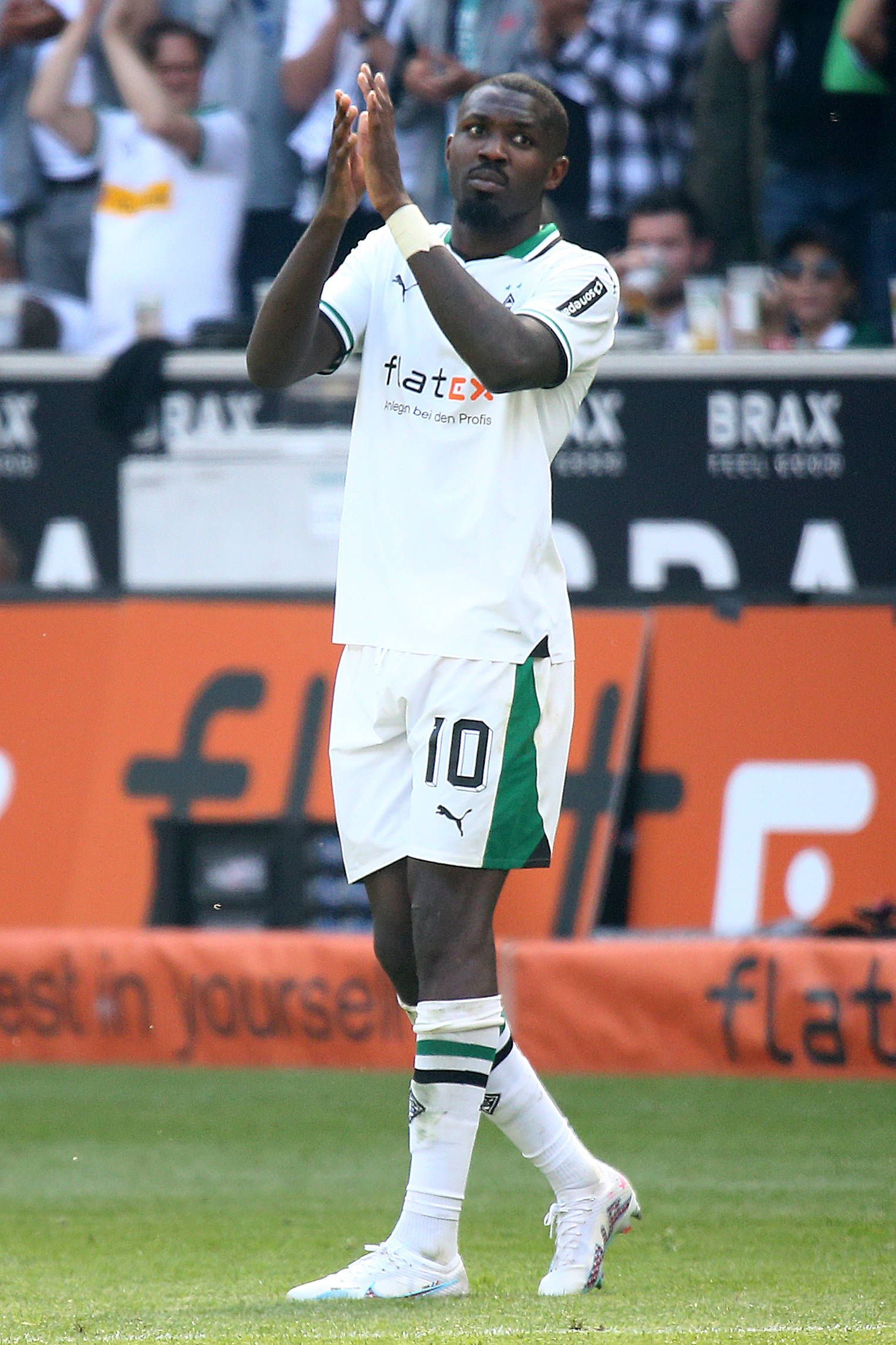 Marcus Thuram verabschiedet sich bei seinem letzten Spiel für Borussia Mönchengladbach gegen den FC Augsburg am 27. Mai 2023 von den Fans im Borussia-Park.