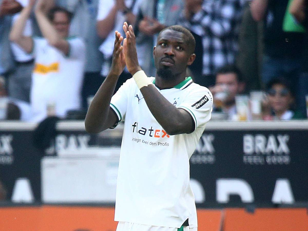 Marcus Thuram verabschiedet sich bei seinem letzten Spiel für Borussia Mönchengladbach gegen den FC Augsburg am 27. Mai 2023 von den Fans im Borussia-Park.