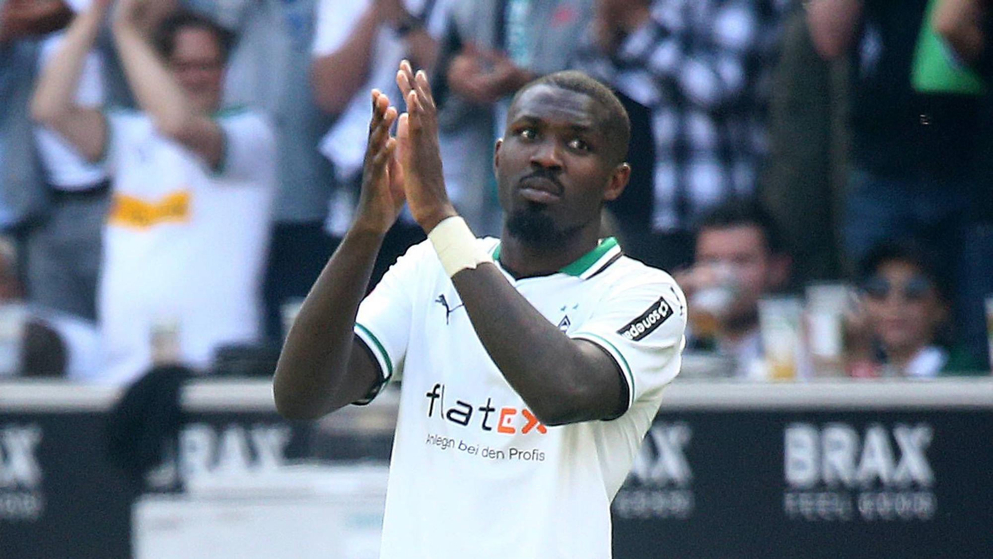 Marcus Thuram verabschiedet sich bei seinem letzten Spiel für Borussia Mönchengladbach gegen den FC Augsburg am 27. Mai 2023 von den Fans im Borussia-Park.