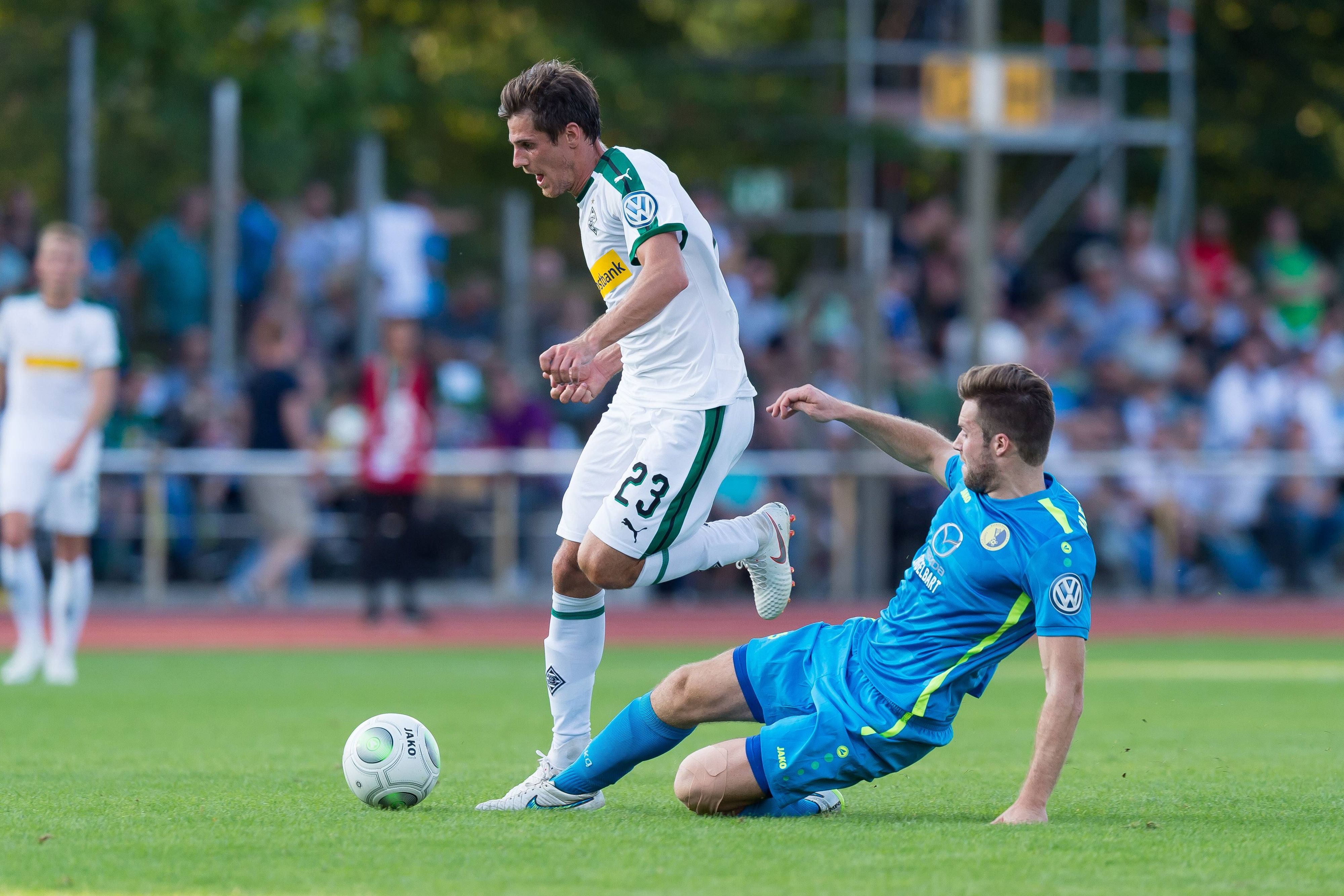 Kai Mehrtens vom BSC Hastedt grätscht gegen Jonas Hofmann von Borussia Mönchengladbach.