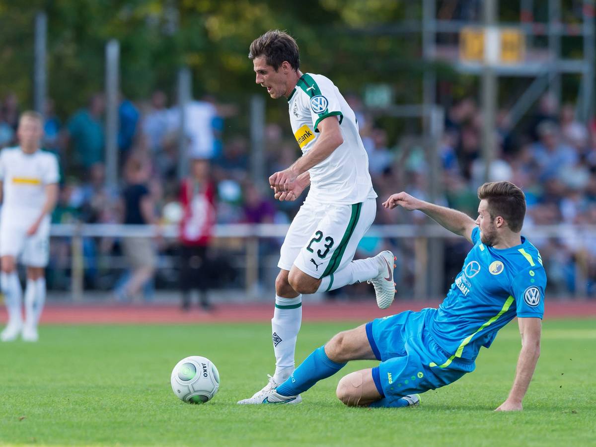 Kai Mehrtens vom BSC Hastedt grätscht gegen Jonas Hofmann von Borussia Mönchengladbach.