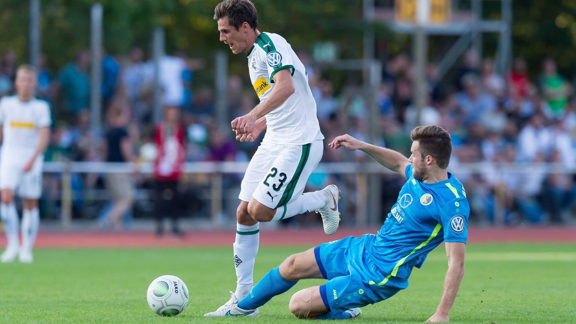 Kai Mehrtens vom BSC Hastedt grätscht gegen Jonas Hofmann von Borussia Mönchengladbach.